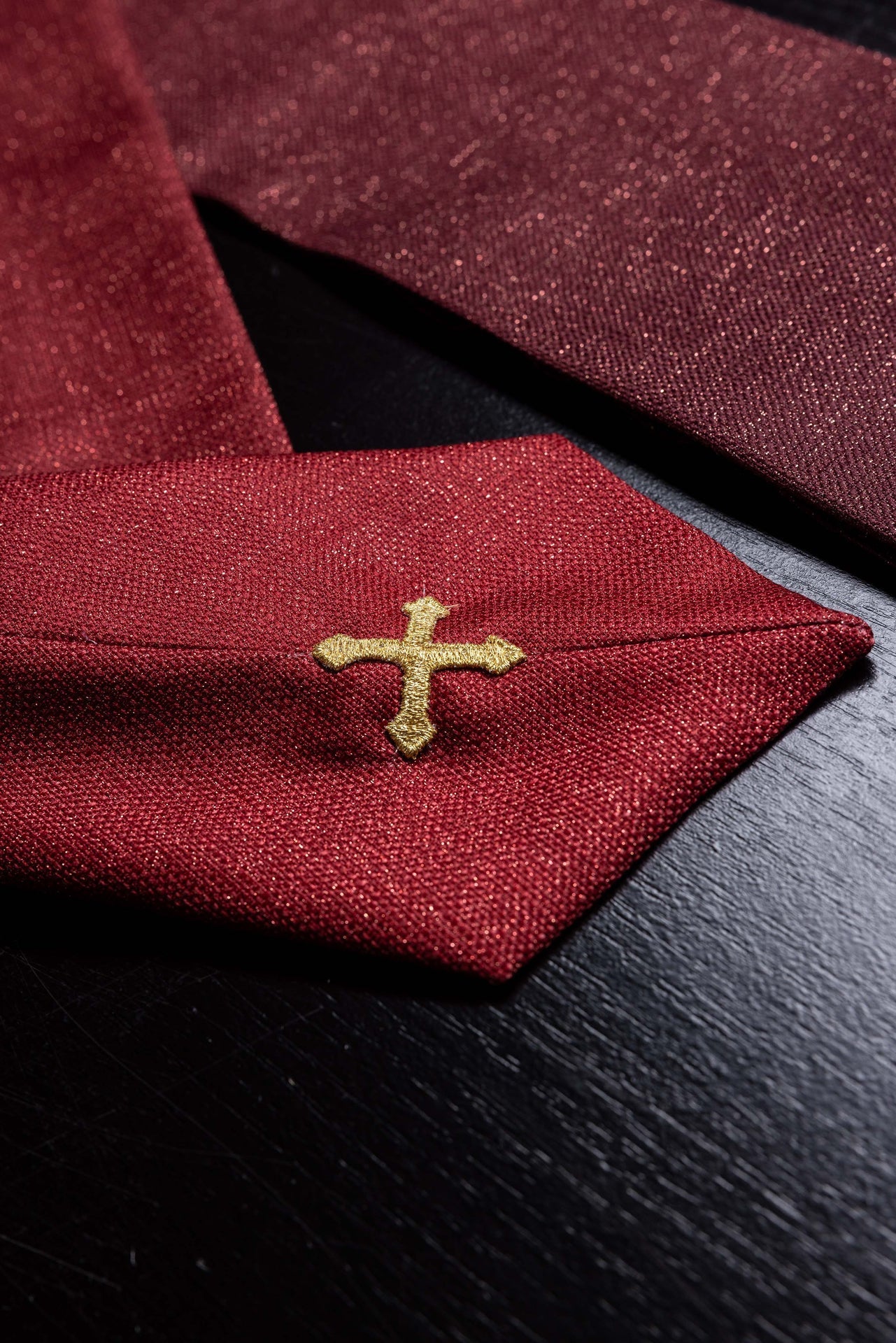 Chasuble imprimée Pax rouge avec riche ornementation dorée KOD/7009/02/40 - CHASUBLES.FR