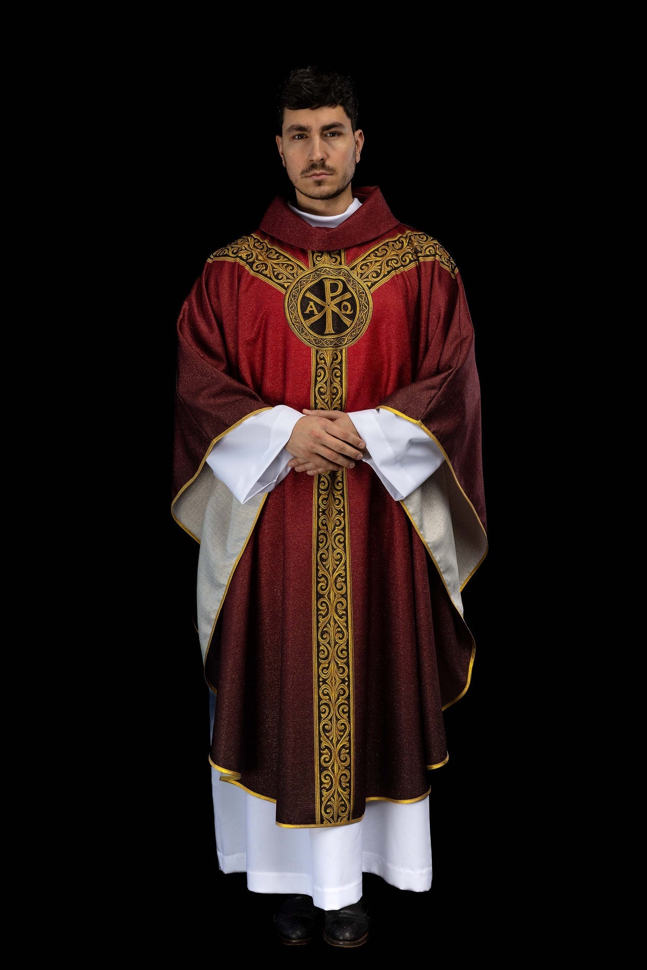 Chasuble imprimée Pax rouge avec riche ornementation dorée KOD/7009/02/40 - CHASUBLES.FR