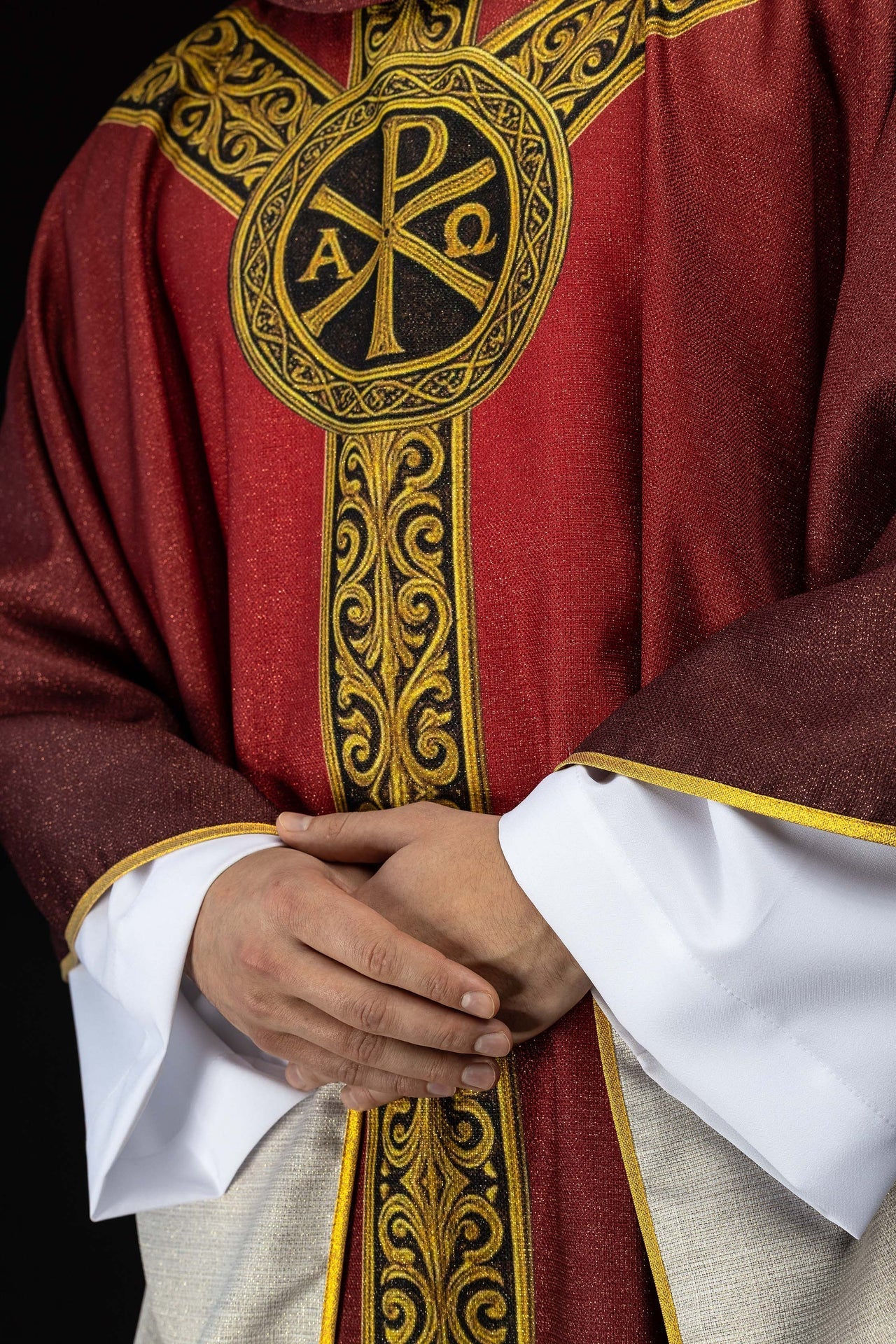 Chasuble imprimée Pax rouge avec riche ornementation dorée KOD/7009/02/40 - CHASUBLES.FR