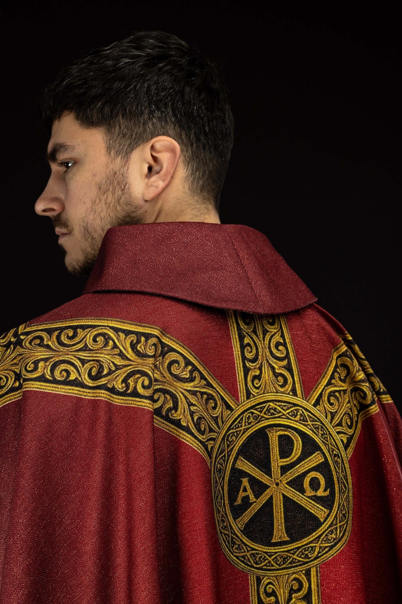 Chasuble imprimée Pax rouge avec riche ornementation dorée KOD/7009/02/40 - CHASUBLES.FR