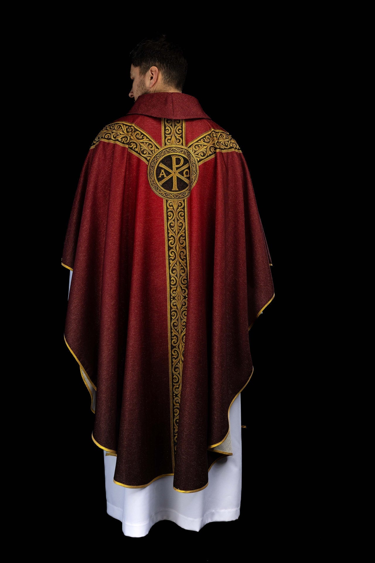 Chasuble imprimée Pax rouge avec riche ornementation dorée KOD/7009/02/40 - CHASUBLES.FR