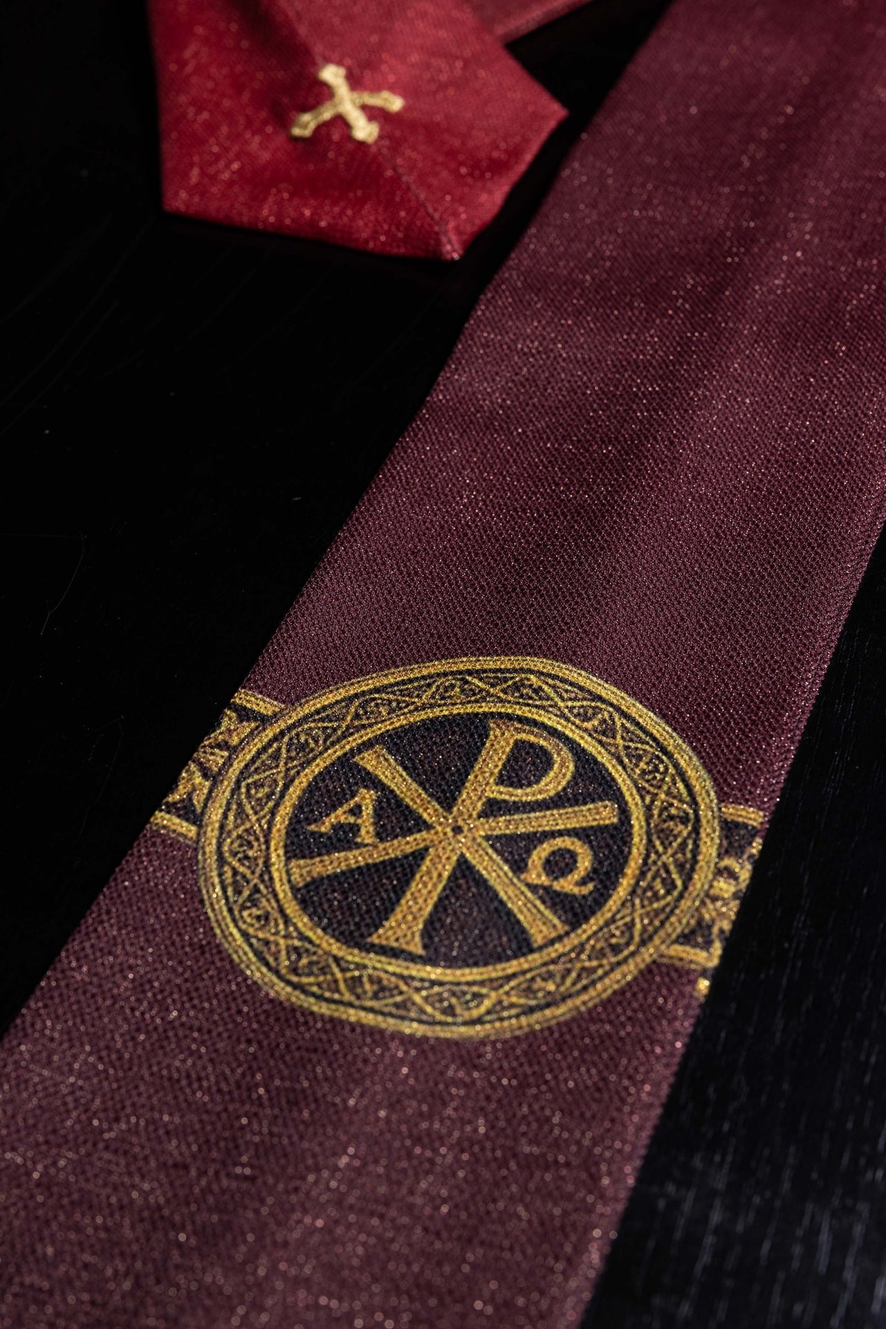 Chasuble imprimée Pax rouge avec riche ornementation dorée KOD/7009/02/40 - CHASUBLES.FR