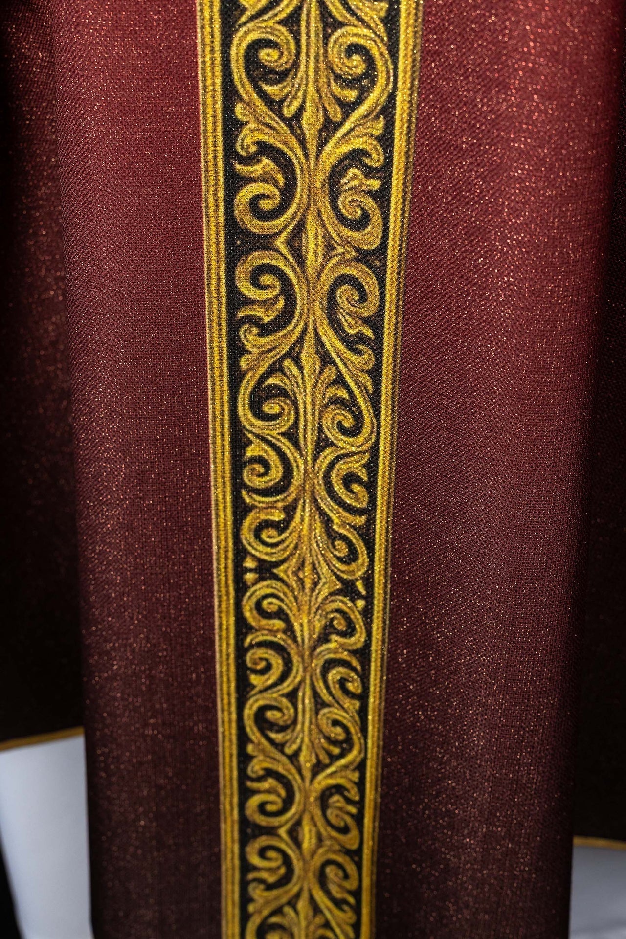 Chasuble imprimée Pax rouge avec riche ornementation dorée KOD/7009/02/40 - CHASUBLES.FR