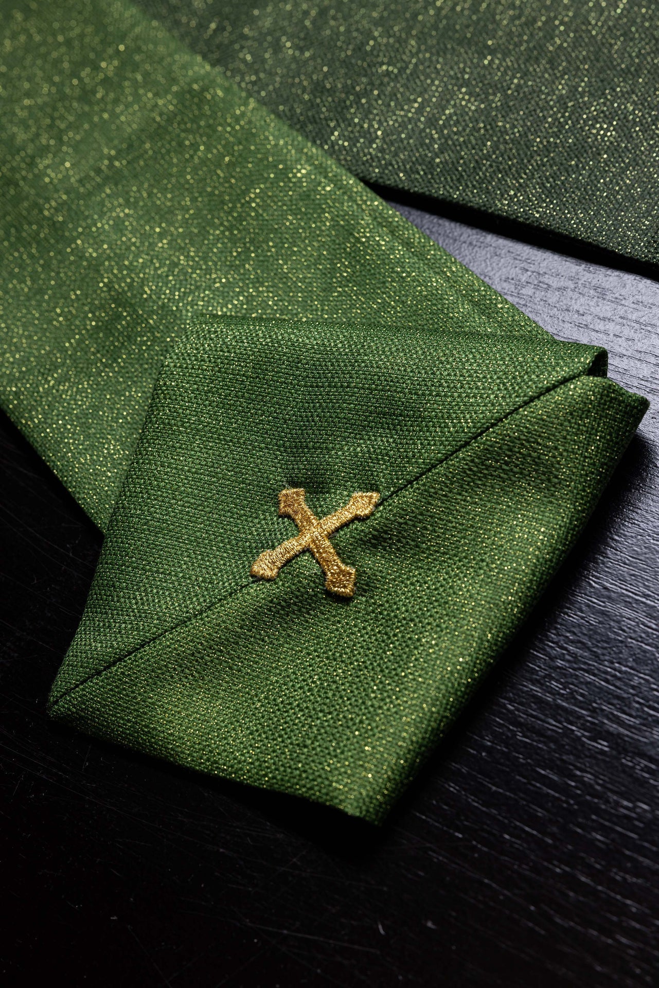 Chasuble imprimée Pax verte avec riche ornementation dorée KOD/7009/01/40 - CHASUBLES.FR