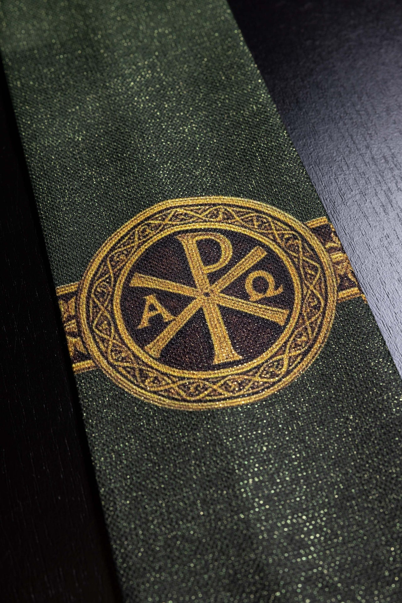 Chasuble imprimée Pax verte avec riche ornementation dorée KOD/7009/01/40 - CHASUBLES.FR