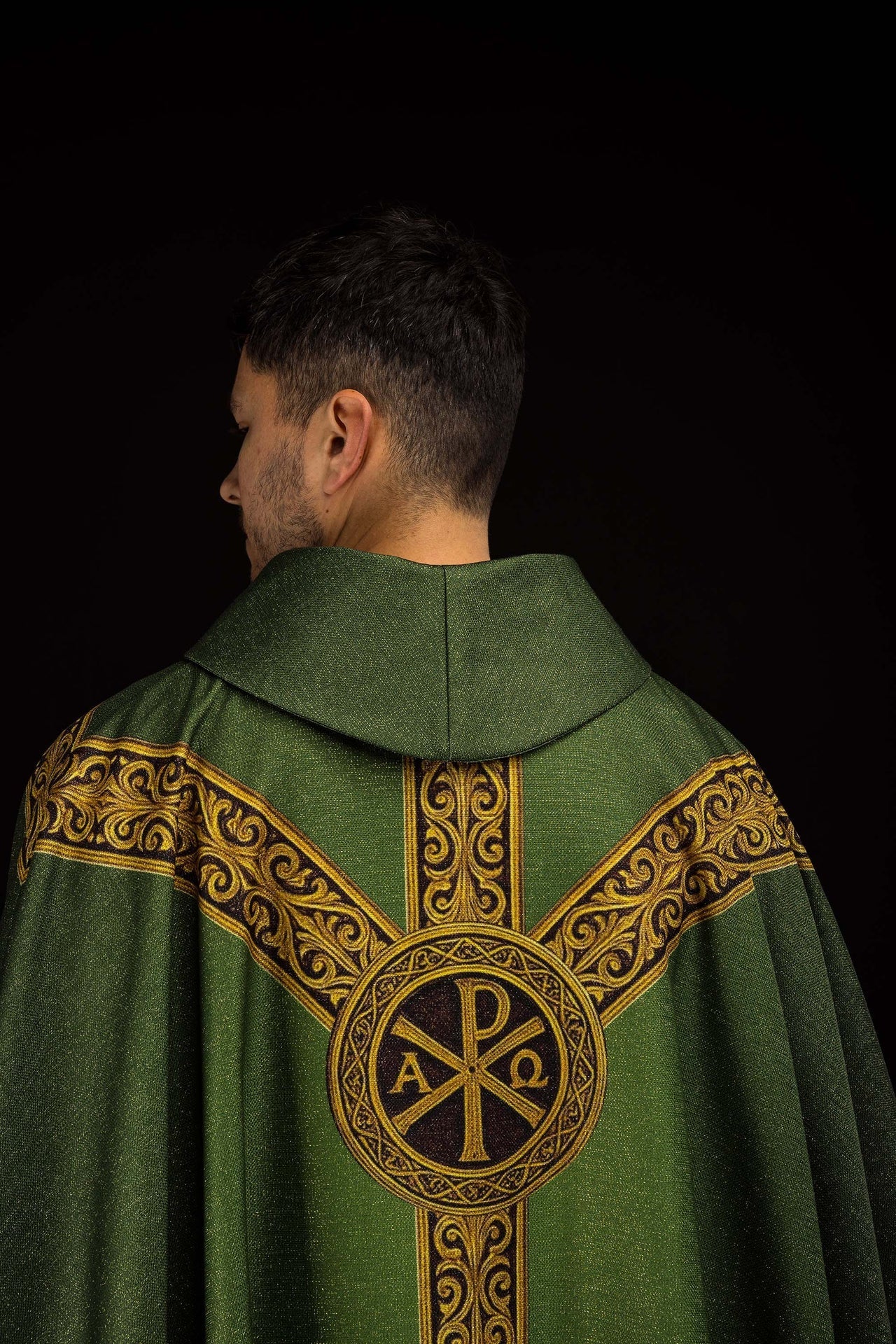 Chasuble imprimée Pax verte avec riche ornementation dorée KOD/7009/01/40 - CHASUBLES.FR