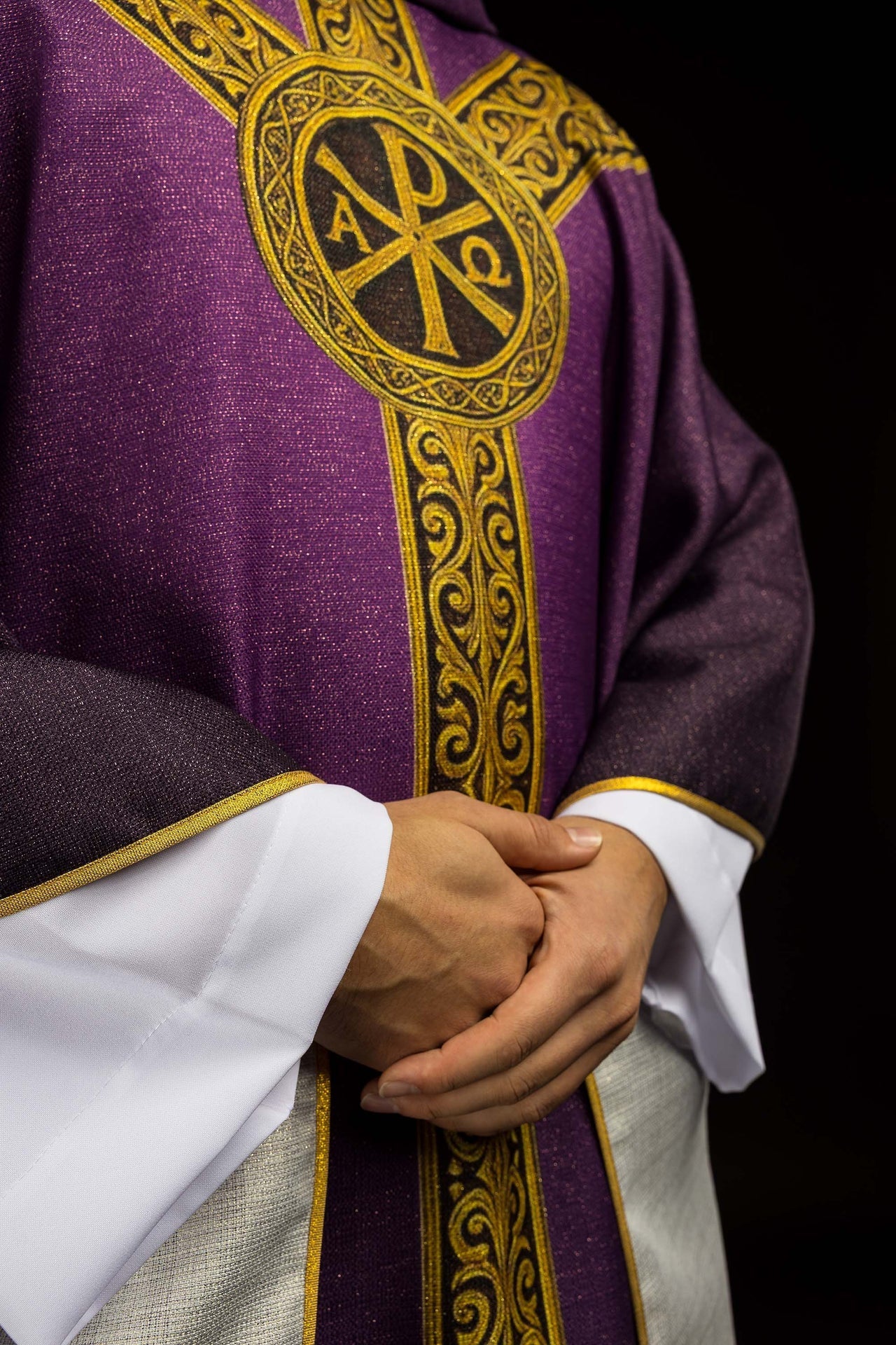 Chasuble imprimée Pax violette avec riche ornementation dorée KOD/7009/03/40 - CHASUBLES.FR