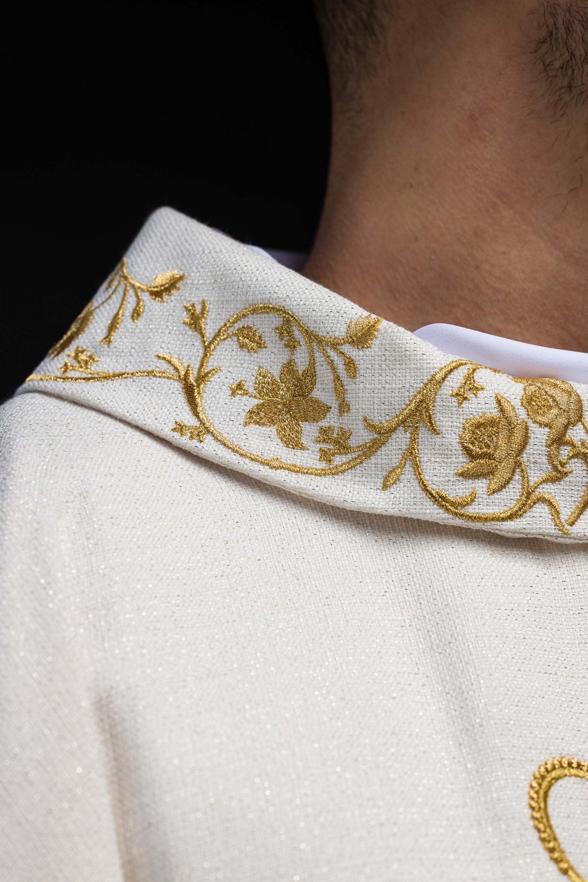 Chasuble liturgique avec armoiries mariales et couronne brodées S-7064-05-71 - CHASUBLES.FR