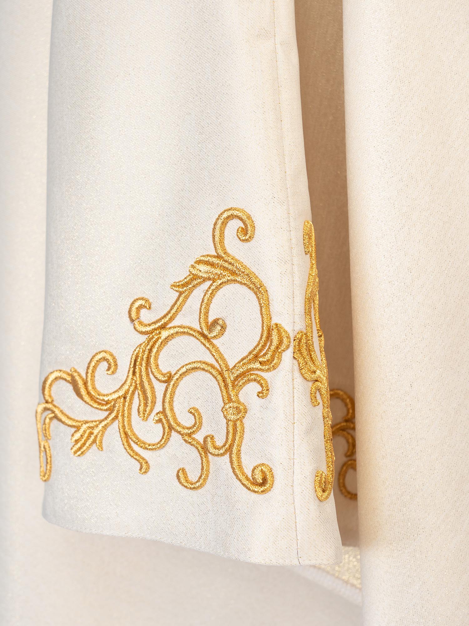 Chasuble liturgique avec armoiries mariales richement brodées S-7555-05-54 - CHASUBLES.FR