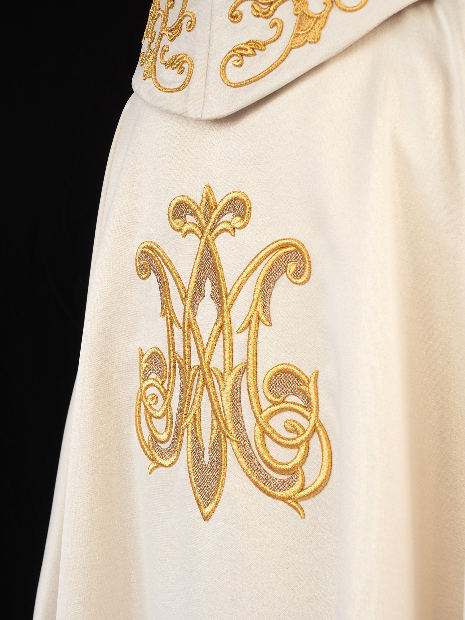 Chasuble liturgique avec armoiries mariales richement brodées S-7555-05-54 - CHASUBLES.FR