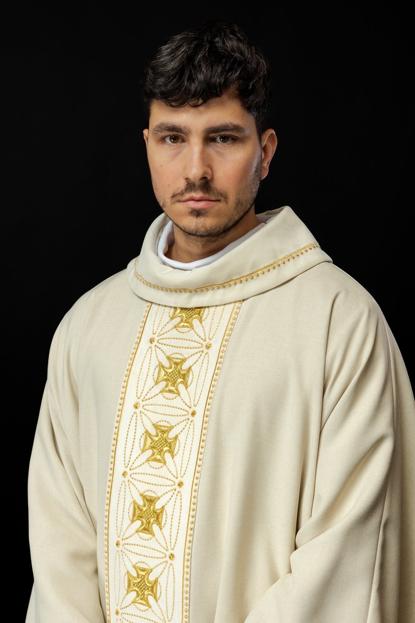 Chasuble liturgique avec ceinture richement décorée de croix de couleur écrue S - 7071 - 05 - 70 - CHASUBLES.FR