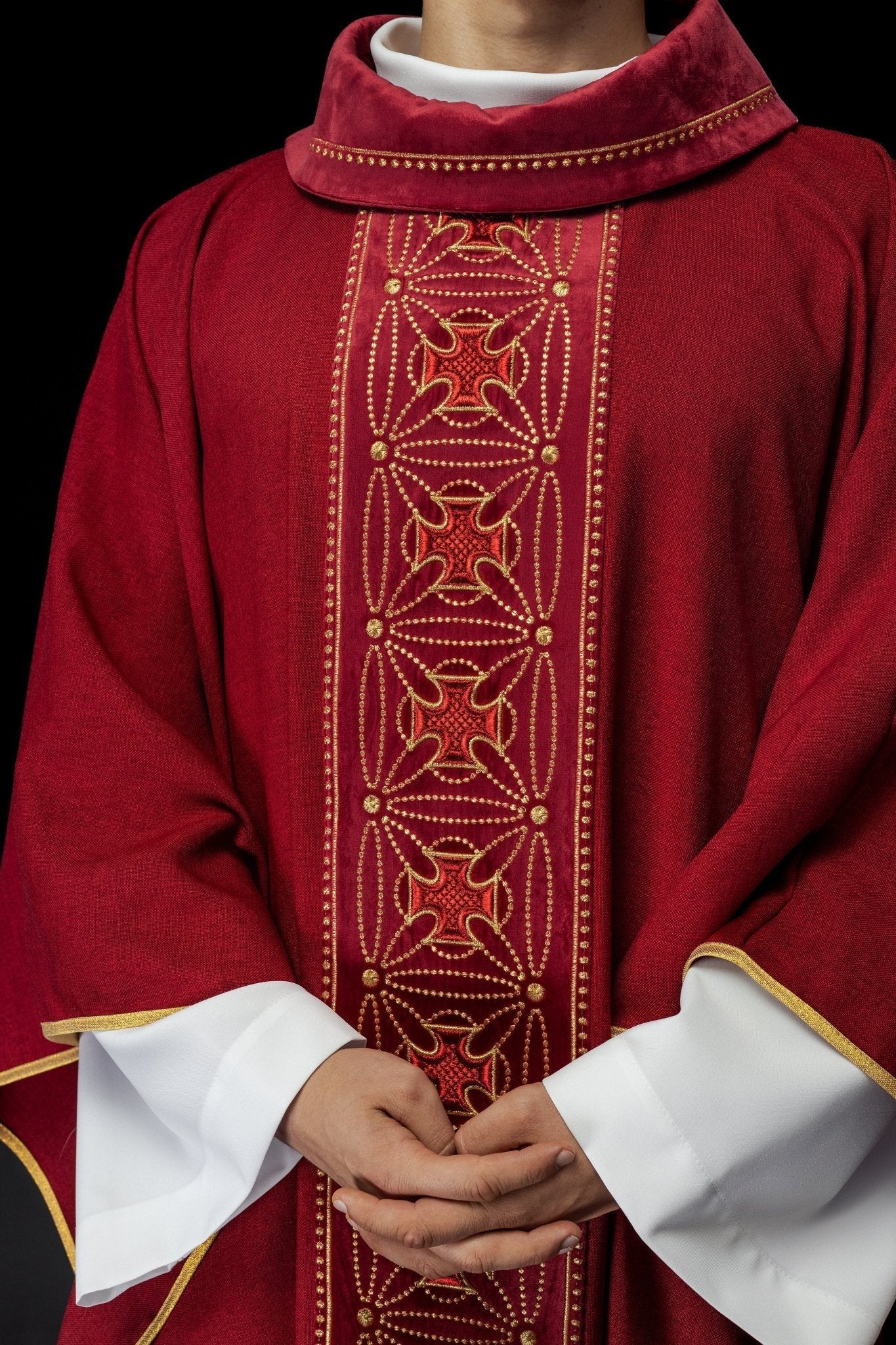 Chasuble liturgique avec ceinture richement décorée de croix en rouge S - 7071 - 02 - 70 - CHASUBLES.FR