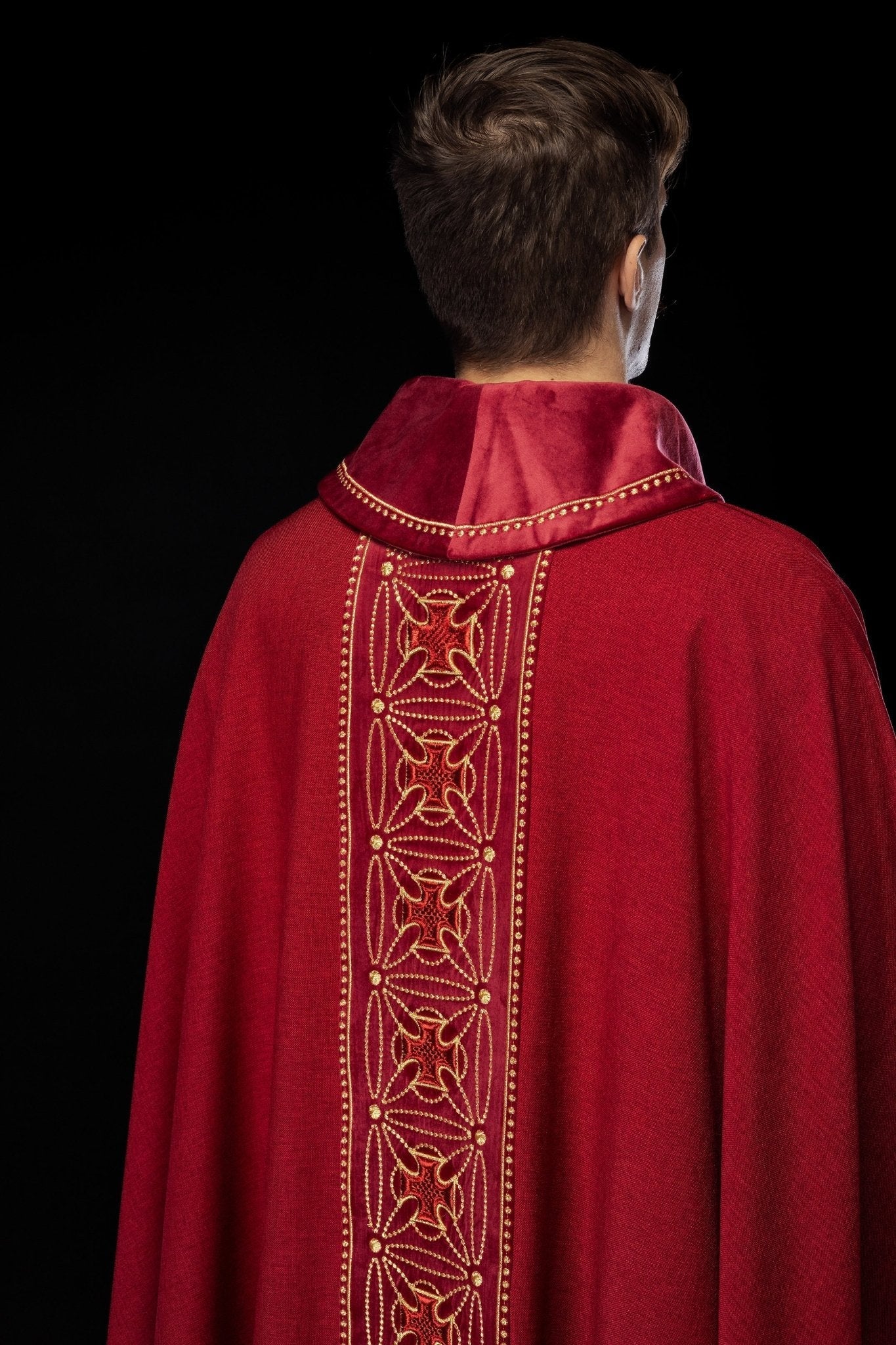 Chasuble liturgique avec ceinture richement décorée de croix en rouge S - 7071 - 02 - 70 - CHASUBLES.FR