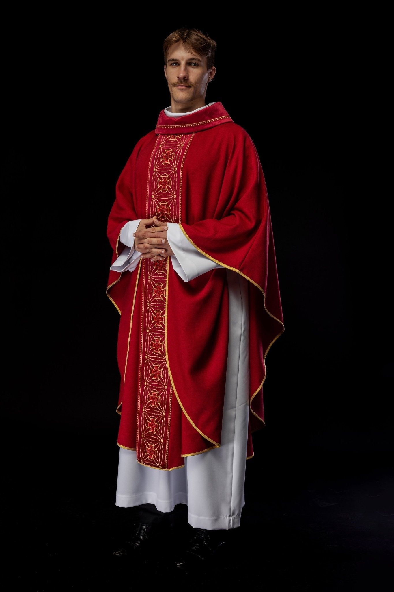 Chasuble liturgique avec ceinture richement décorée de croix en rouge S - 7071 - 02 - 70 - CHASUBLES.FR