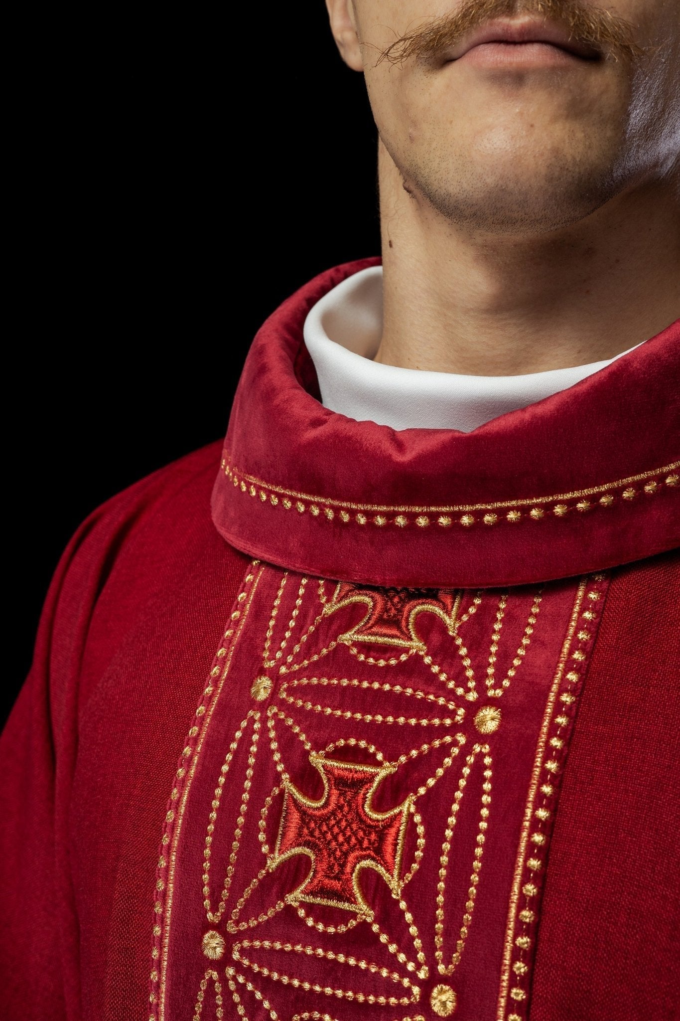 Chasuble liturgique avec ceinture richement décorée de croix en rouge S - 7071 - 02 - 70 - CHASUBLES.FR