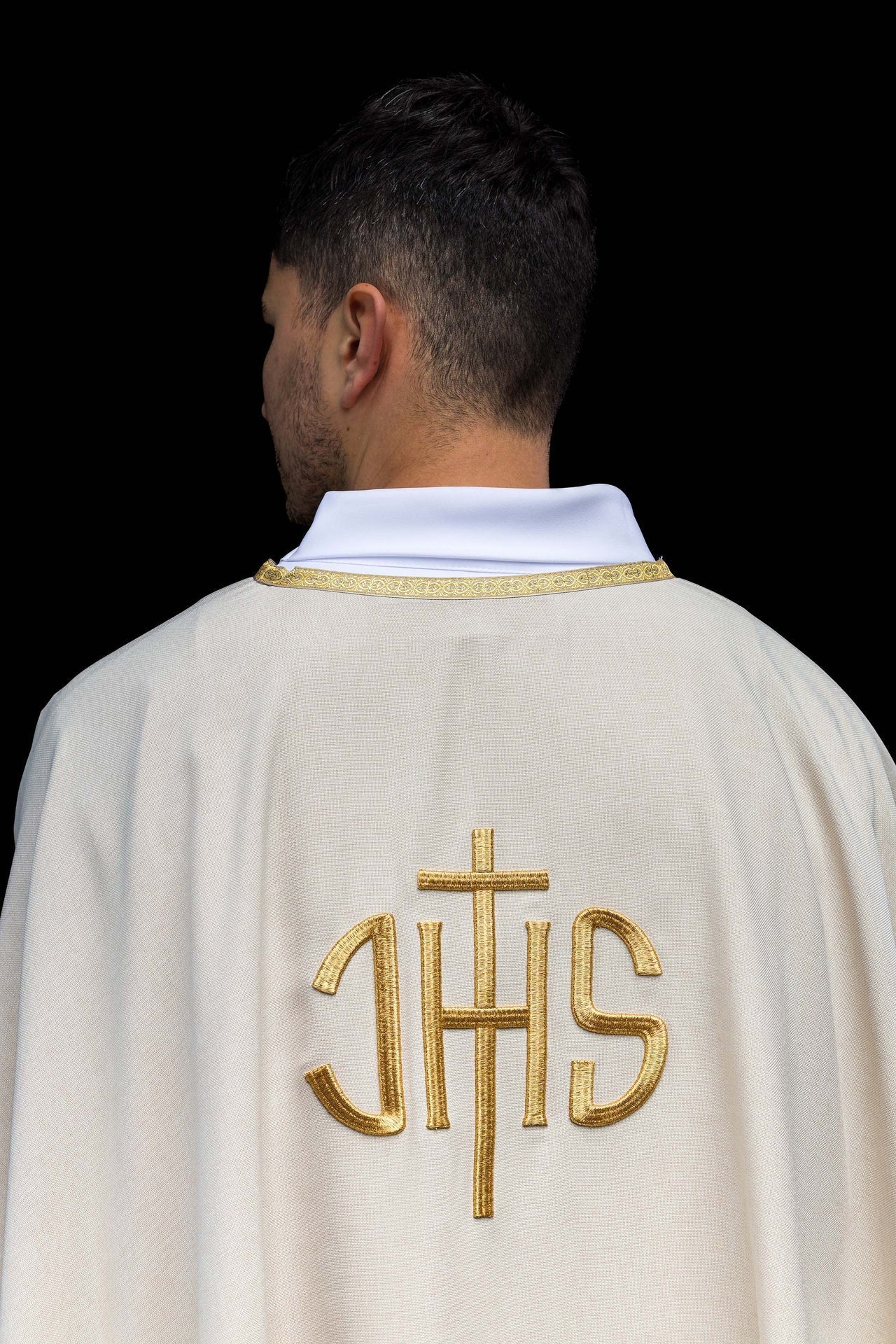 Chasuble liturgique écrue avec broderie dorée IHS KOA/001/05/70 - CHASUBLES.FR