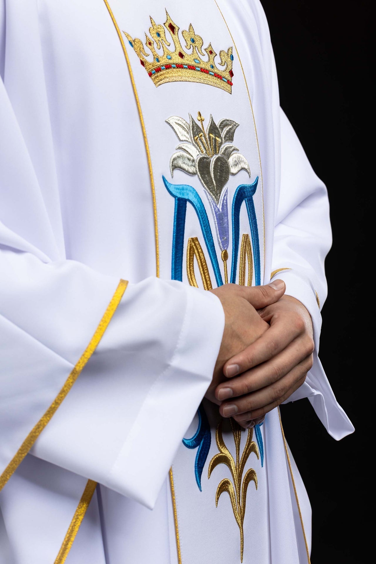 Chasuble liturgique mariale brodée avec couronne de couleur blanche KOR/058/04/01 - CHASUBLES.FR