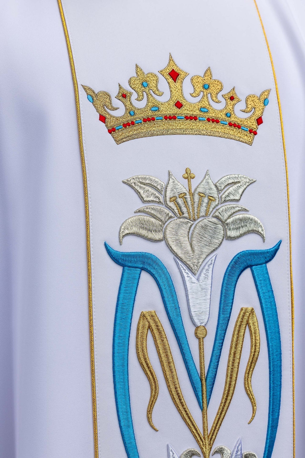 Chasuble liturgique mariale brodée avec couronne de couleur blanche KOR/058/04/01 - CHASUBLES.FR