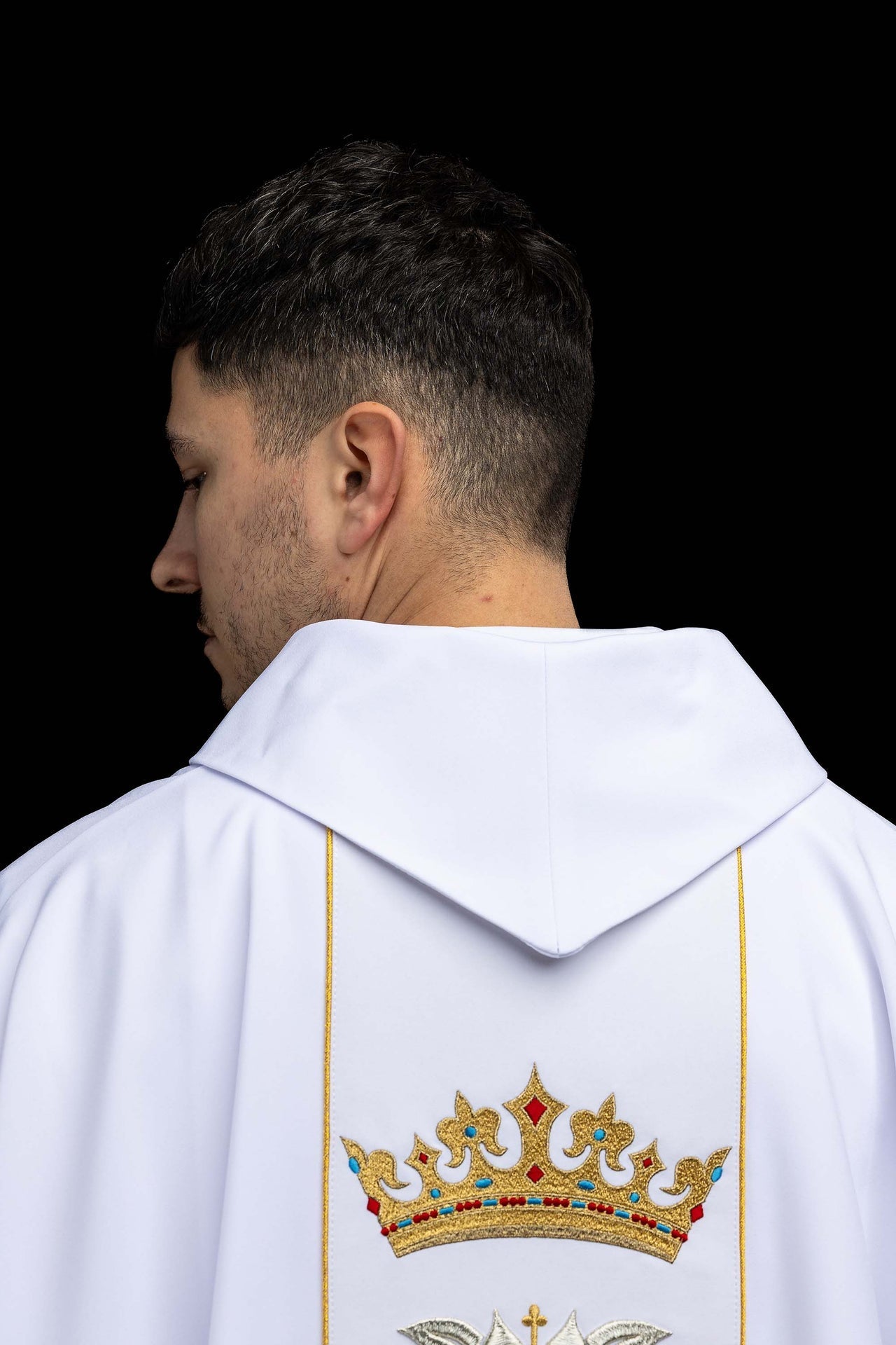 Chasuble liturgique mariale brodée avec couronne de couleur blanche KOR/058/04/01 - CHASUBLES.FR