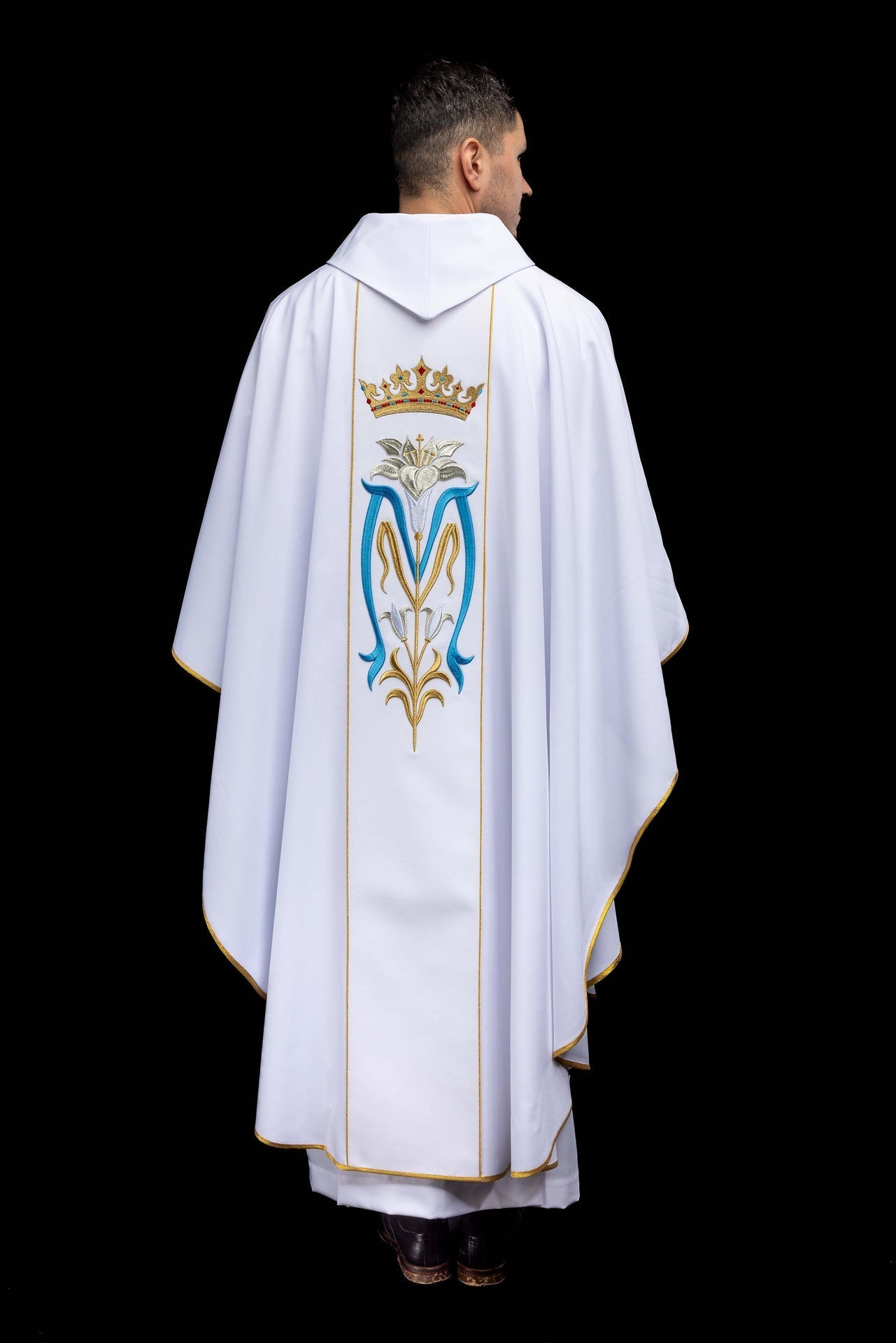 Chasuble liturgique mariale brodée avec couronne de couleur blanche KOR/058/04/01 - CHASUBLES.FR