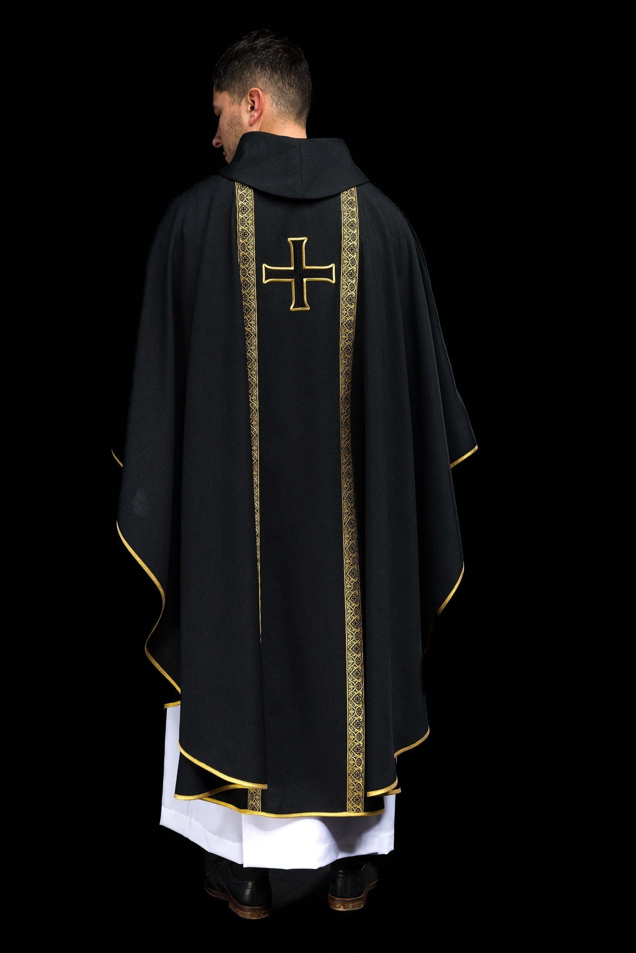 Chasuble liturgique noire avec croix brodée et bandes jacquard KOR/975/07/70 - CHASUBLES.FR