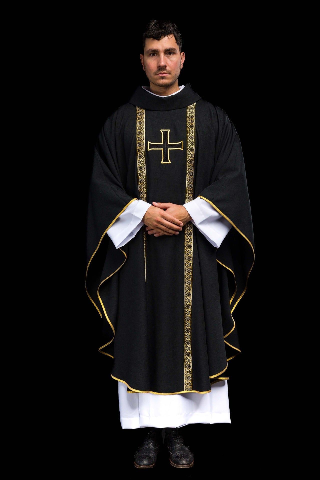 Chasuble liturgique noire avec croix brodée et bandes jacquard KOR/975/07/70 - CHASUBLES.FR