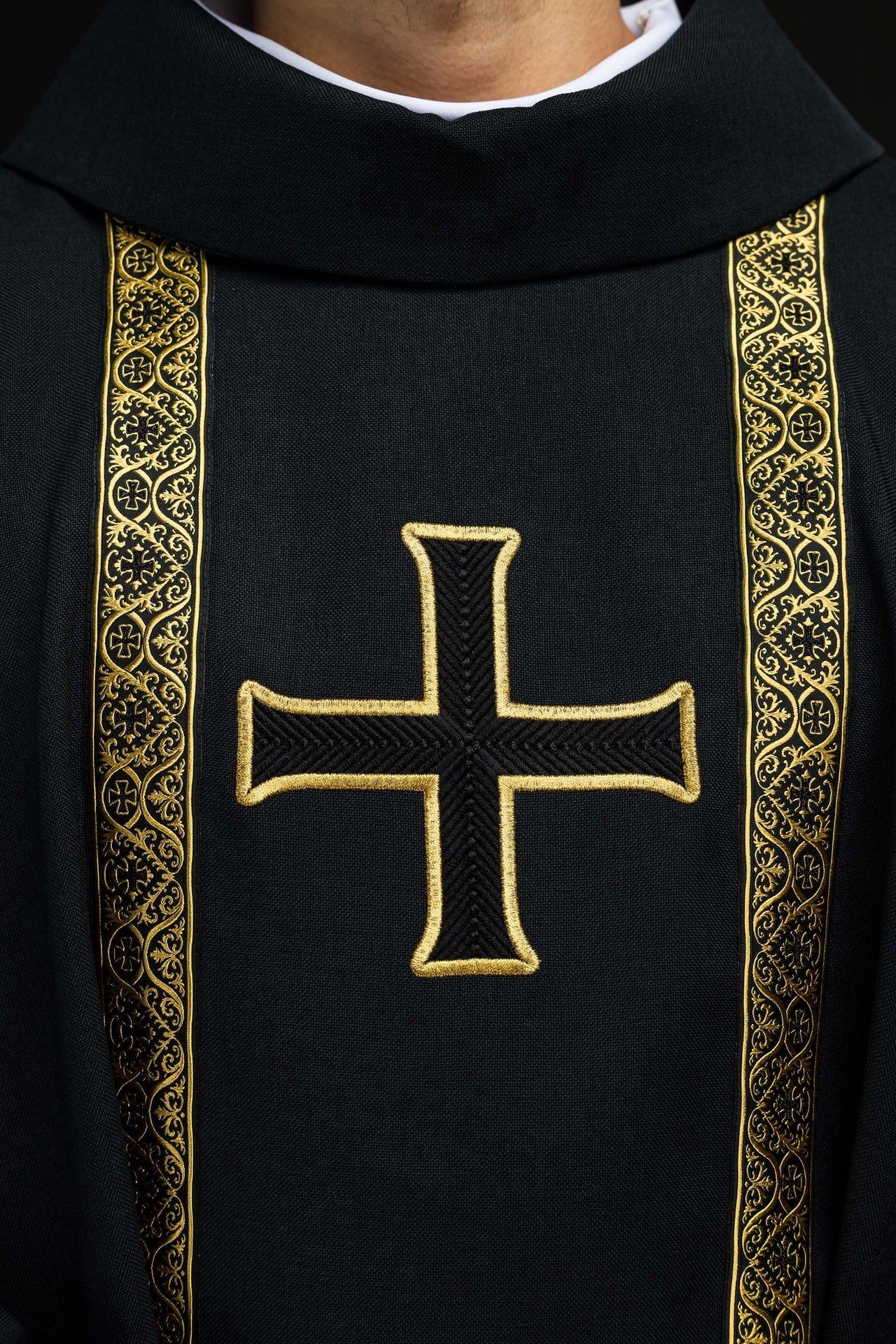 Chasuble liturgique noire avec croix brodée et bandes jacquard KOR/975/07/70 - CHASUBLES.FR