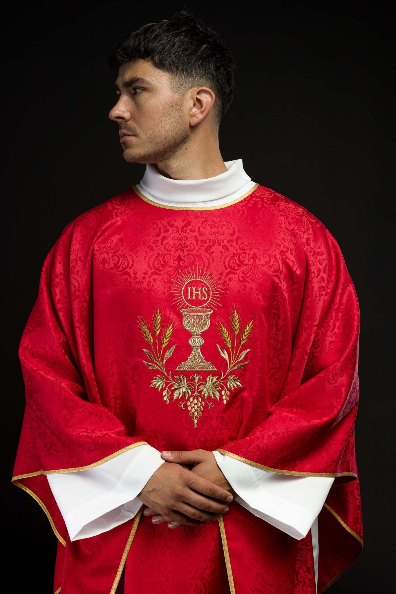 Chasuble liturgique rouge avec broderie du calice et de l’hostie sur tissu jacquard KOA/002/02/98 - CHASUBLES.FR