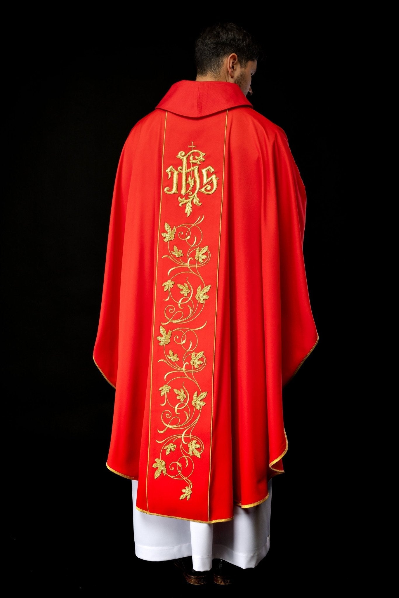 Chasuble liturgique rouge avec ceinture richement décorée d'un motif floral et d'un IHS S - 7051 - 02 - 53 - CHASUBLES.FR