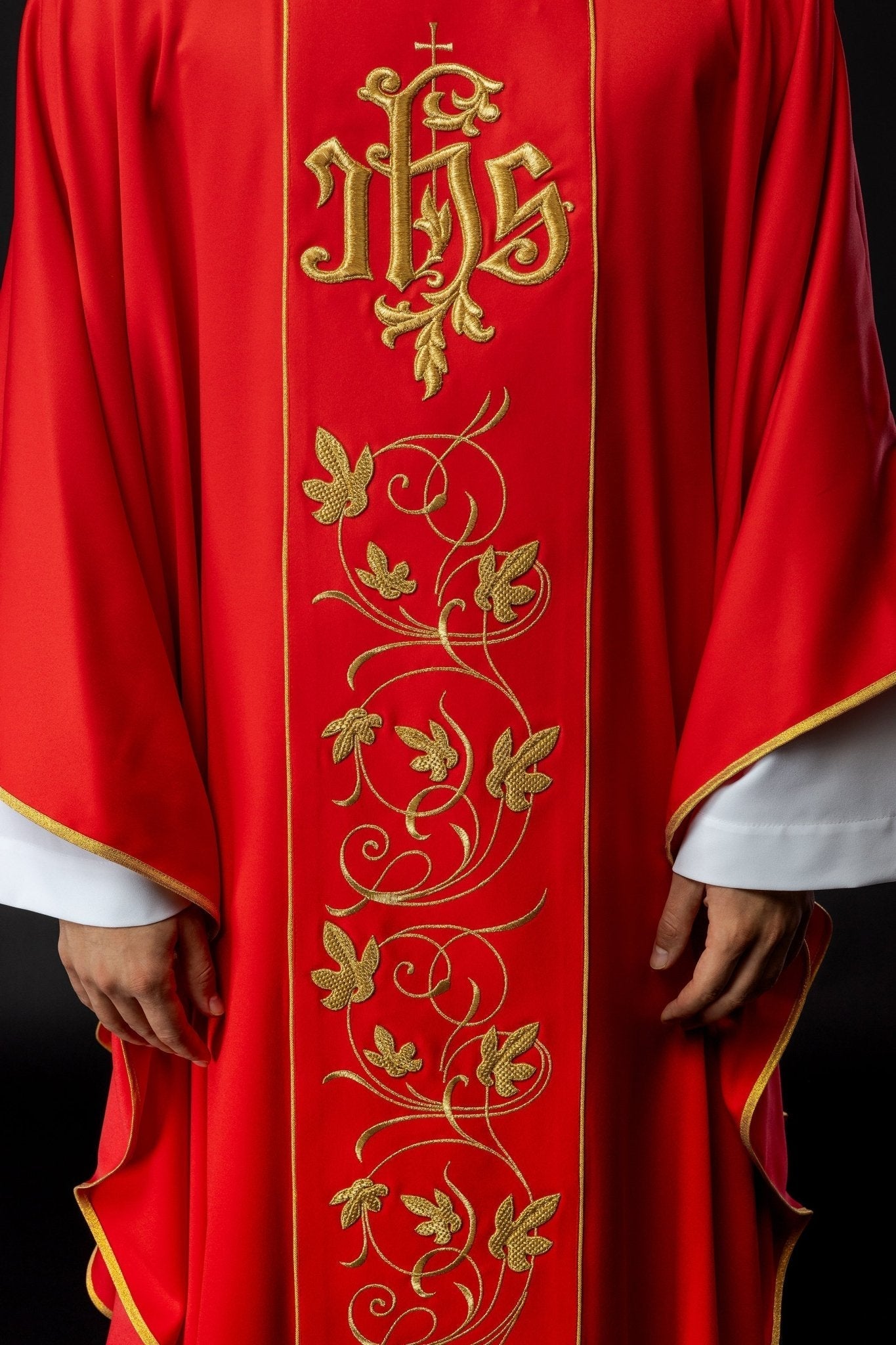 Chasuble liturgique rouge avec ceinture richement décorée d'un motif floral et d'un IHS S - 7051 - 02 - 53 - CHASUBLES.FR