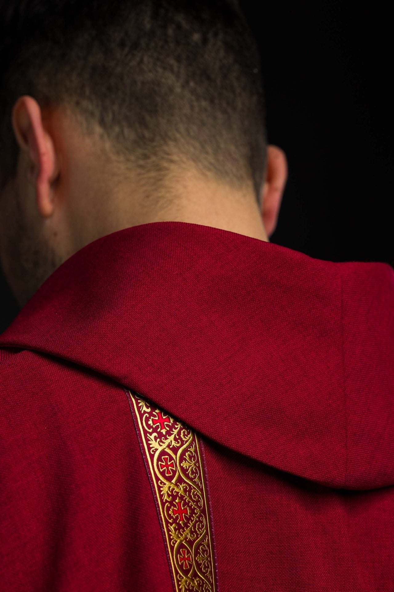Chasuble liturgique rouge avec croix brodée et bandes jacquard KOR/975/02/70 - CHASUBLES.FR
