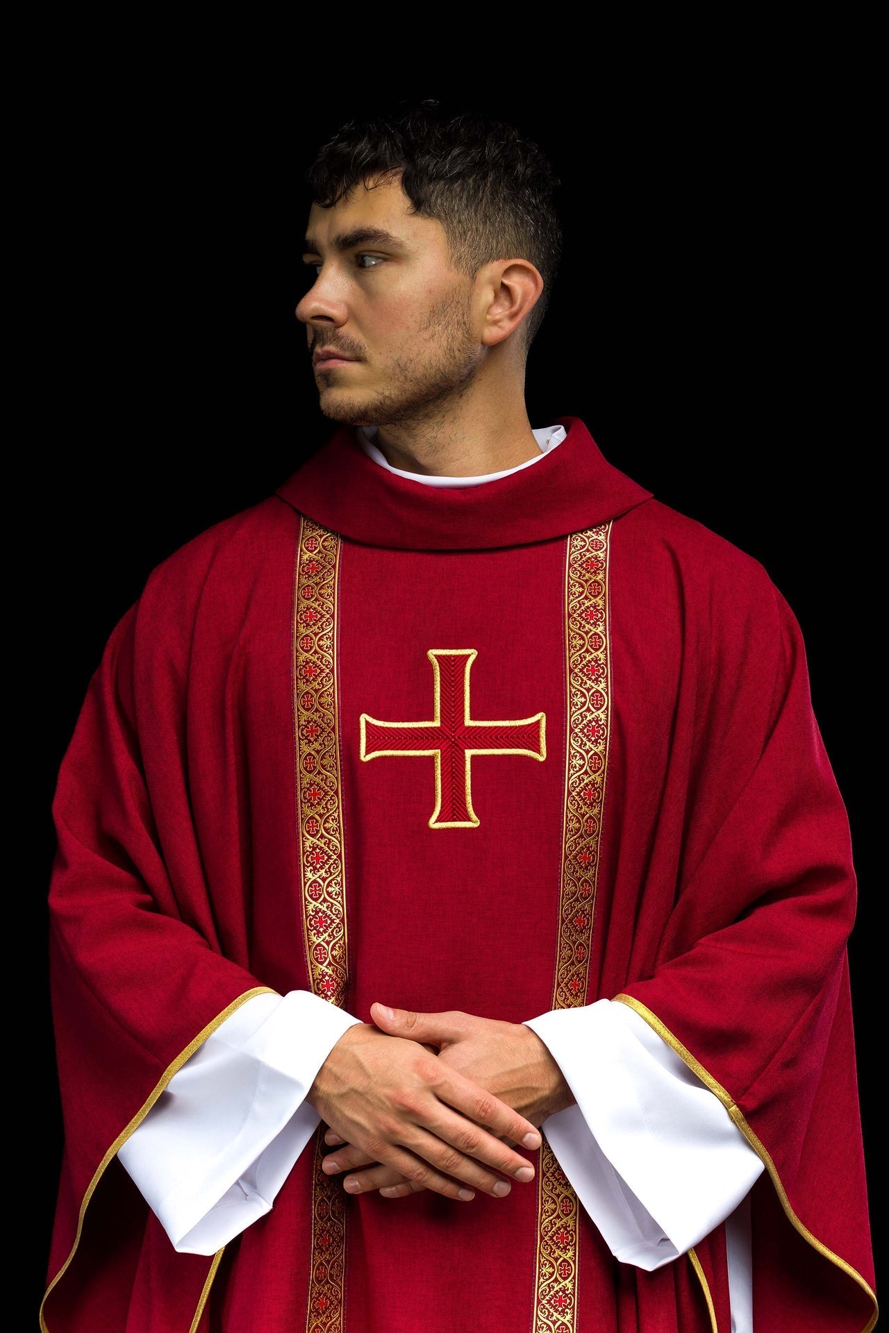 Chasuble liturgique rouge avec croix brodée et bandes jacquard KOR/975/02/70 - CHASUBLES.FR