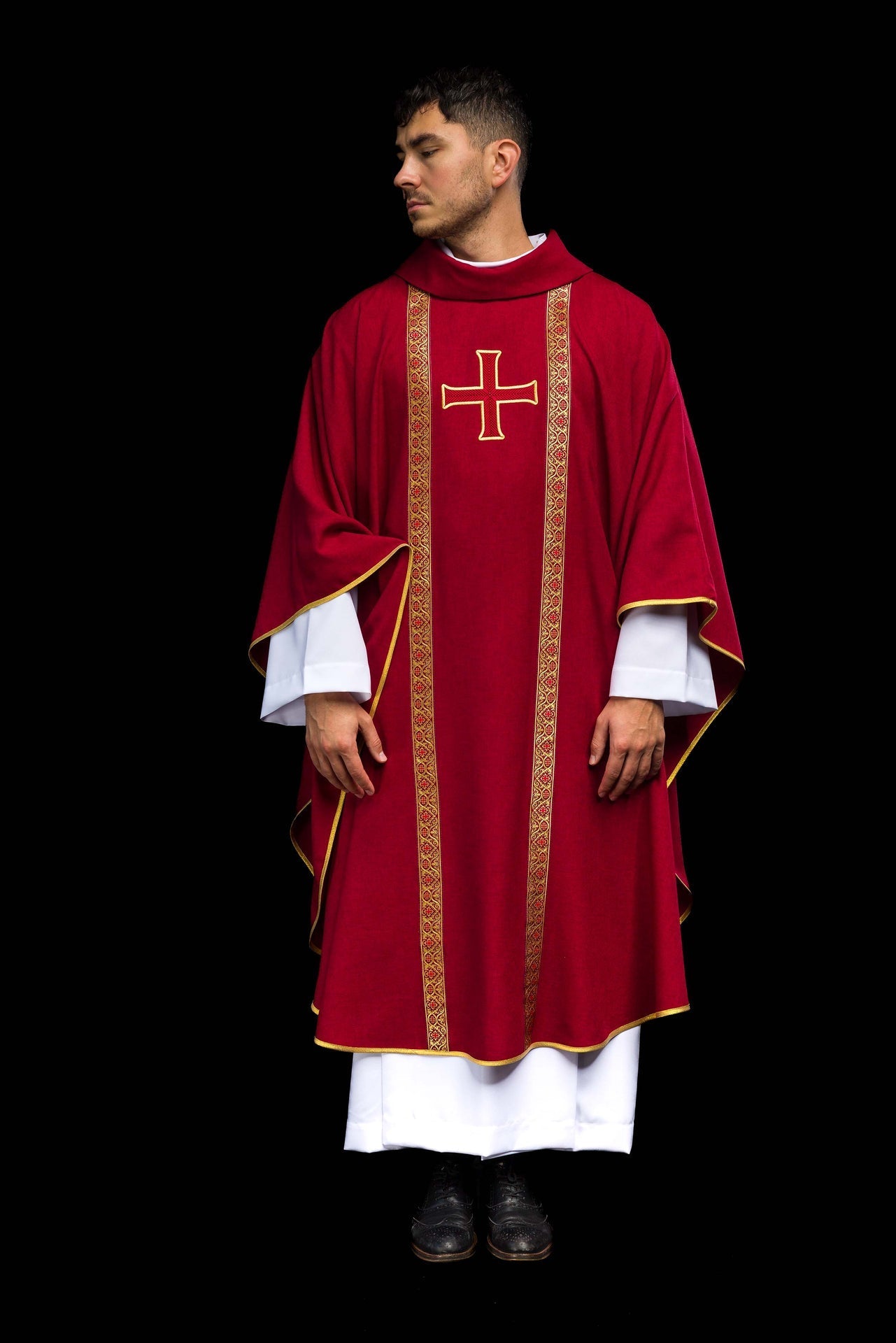 Chasuble liturgique rouge avec croix brodée et bandes jacquard KOR/975/02/70 - CHASUBLES.FR