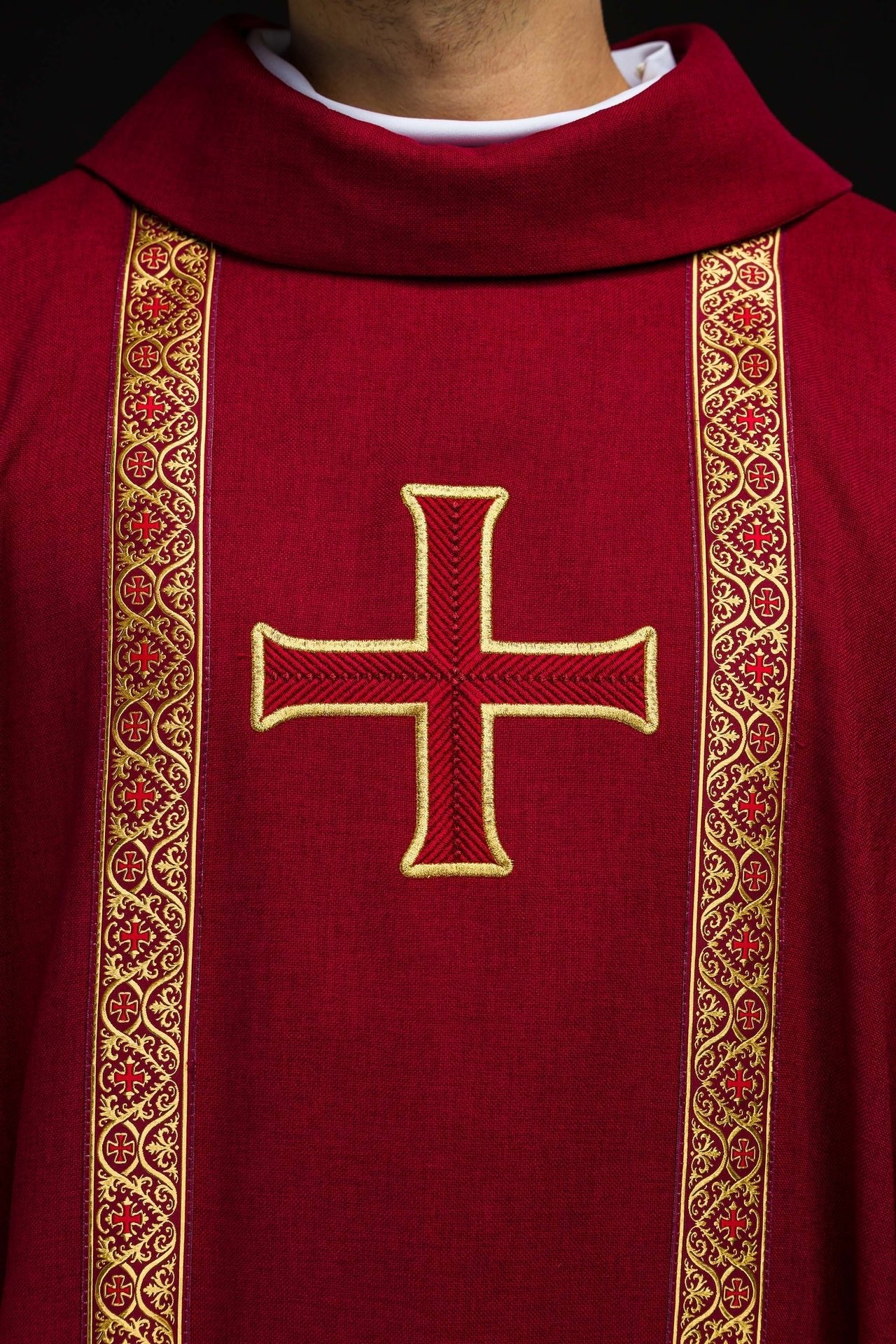 Chasuble liturgique rouge avec croix brodée et bandes jacquard KOR/975/02/70 - CHASUBLES.FR