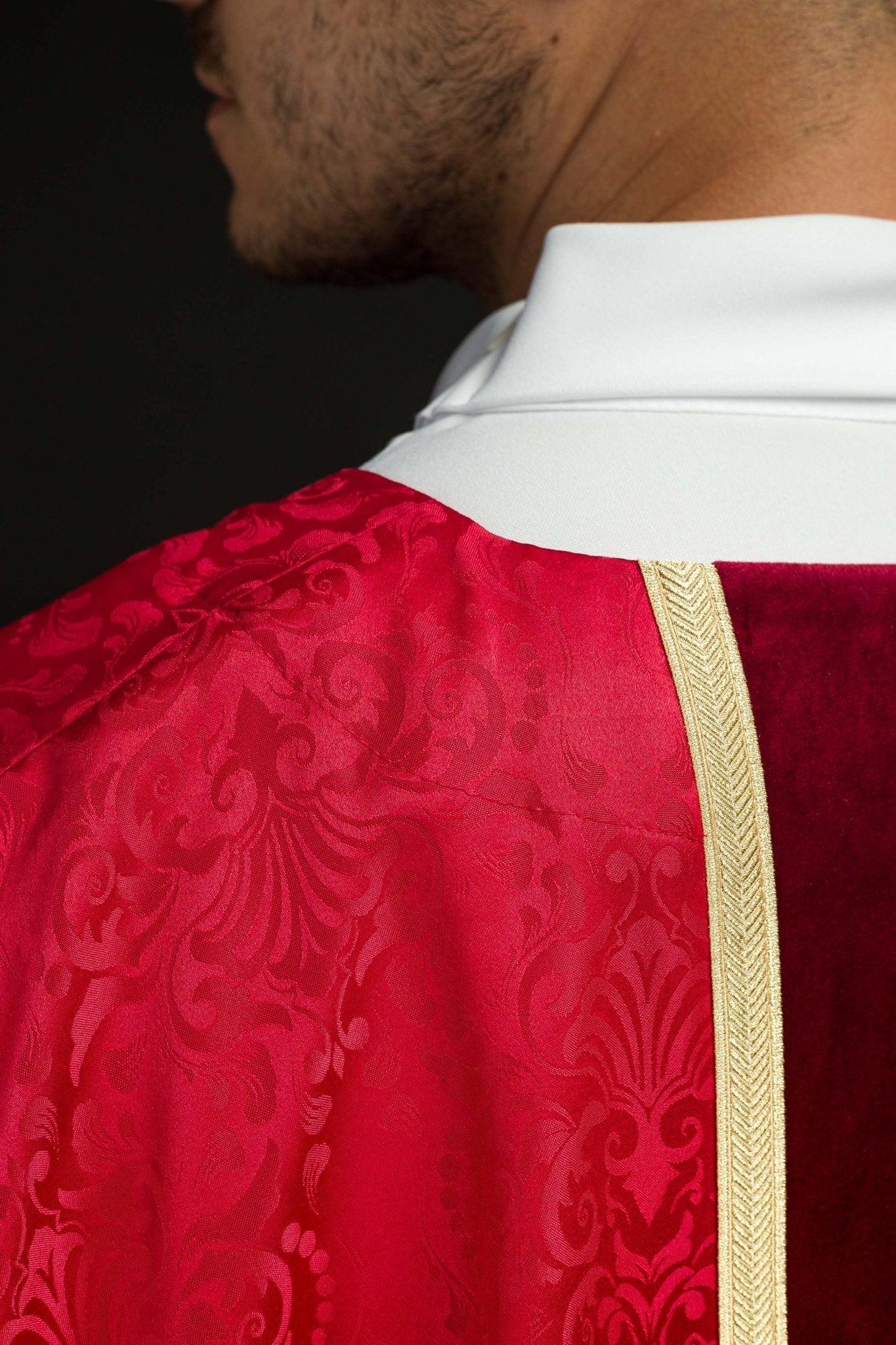 Chasuble liturgique rouge avec étole et broderie de croix sur tissu jacquard KOA/007/02/98 - CHASUBLES.FR