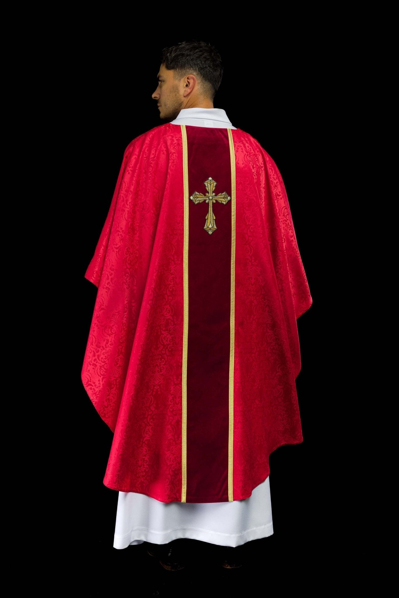 Chasuble liturgique rouge avec étole et broderie de croix sur tissu jacquard KOA/007/02/98 - CHASUBLES.FR