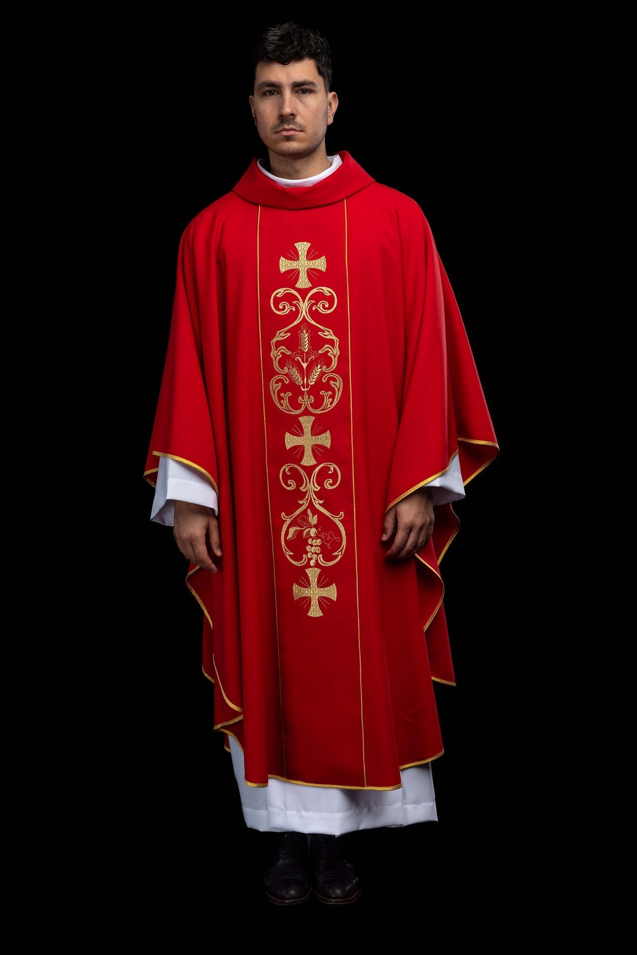 Chasuble liturgique rouge ornée d’une bande brodée KOR/148/02/01 CZERWONY - CHASUBLES.FR