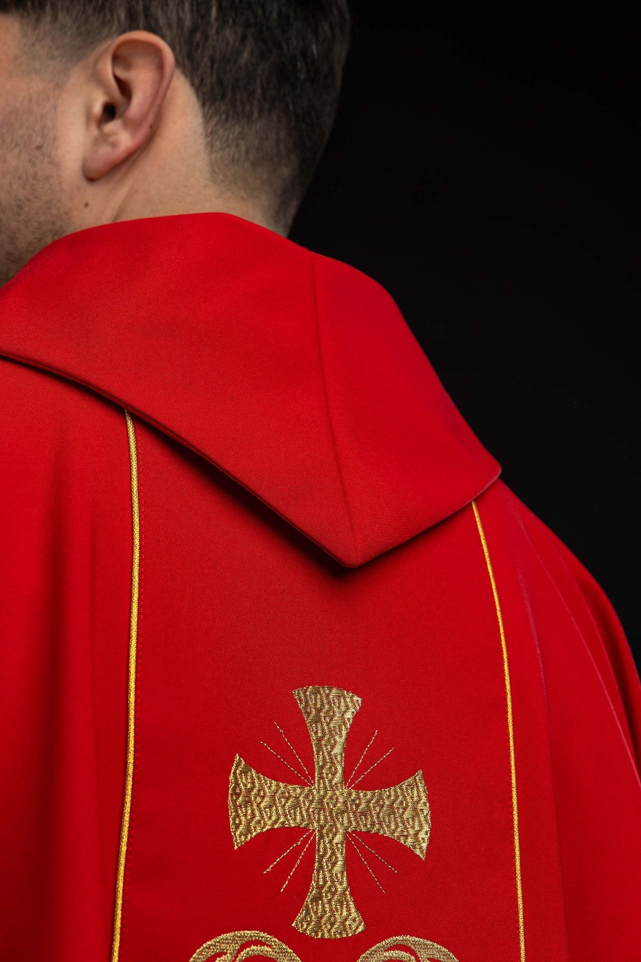 Chasuble liturgique rouge ornée d’une bande brodée KOR/148/02/01 CZERWONY - CHASUBLES.FR