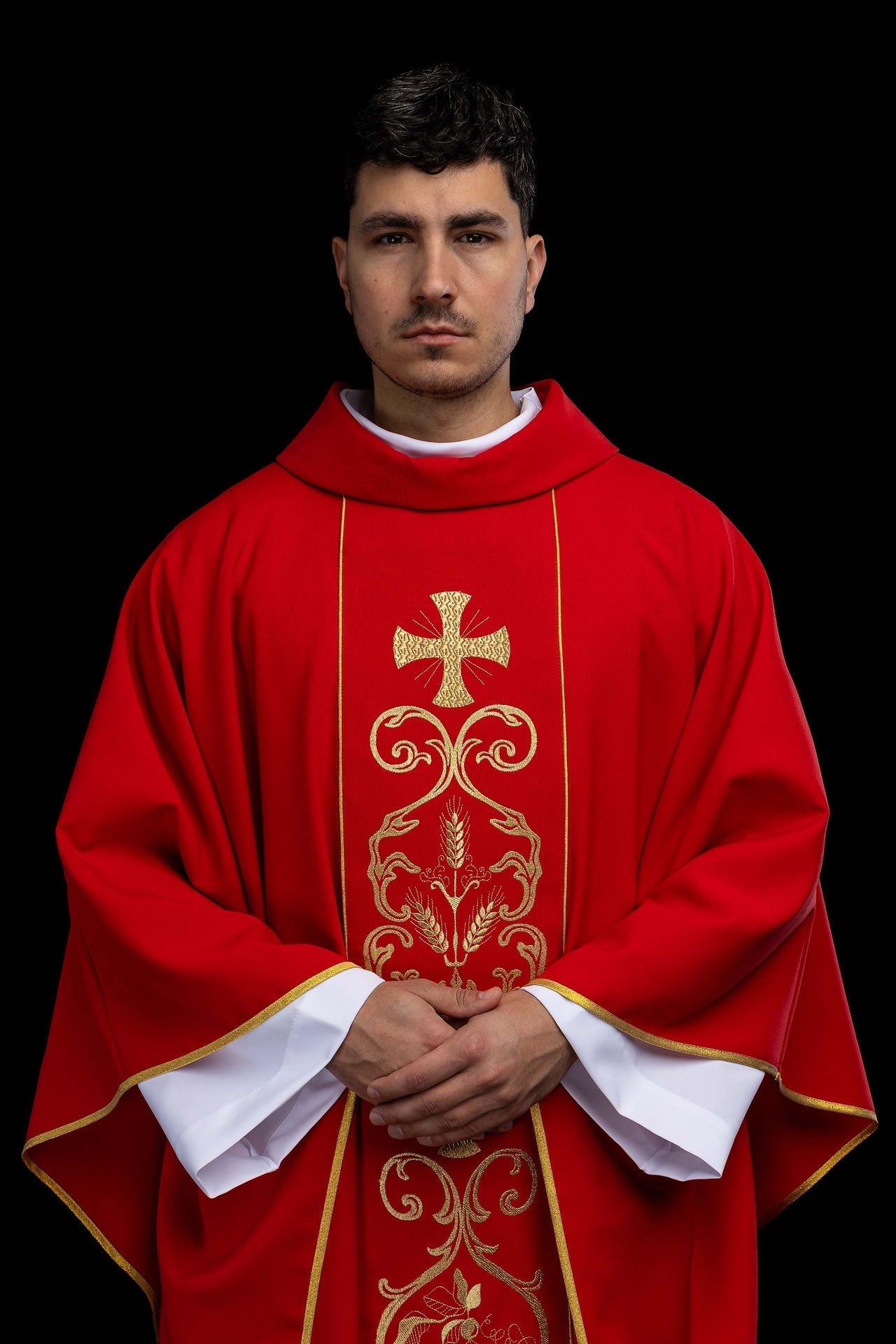 Chasuble liturgique rouge ornée d’une bande brodée KOR/148/02/01 CZERWONY - CHASUBLES.FR
