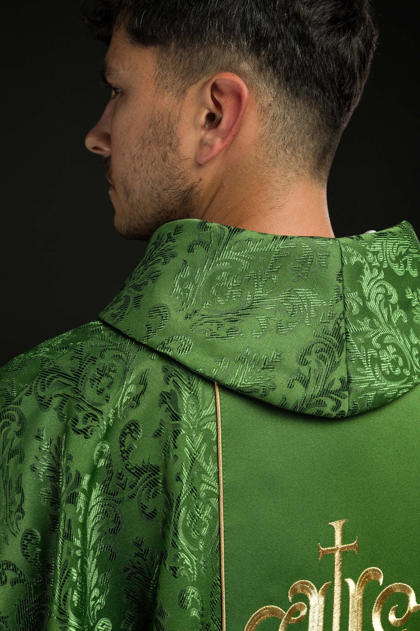 Chasuble liturgique verte avec ceinture IHS richement décorée S-7059-01-67 - CHASUBLES.FR