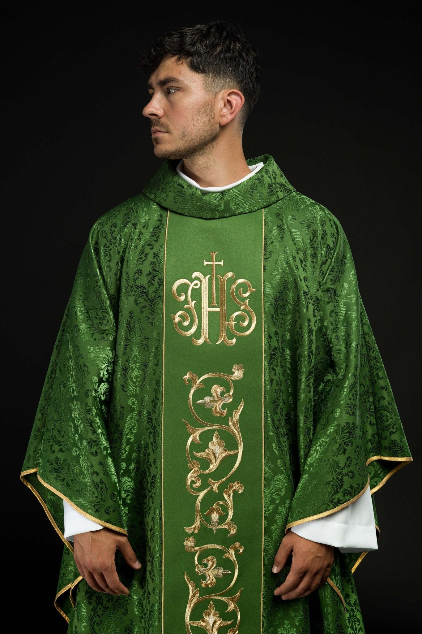 Chasuble liturgique verte avec ceinture IHS richement décorée S-7059-01-67 - CHASUBLES.FR