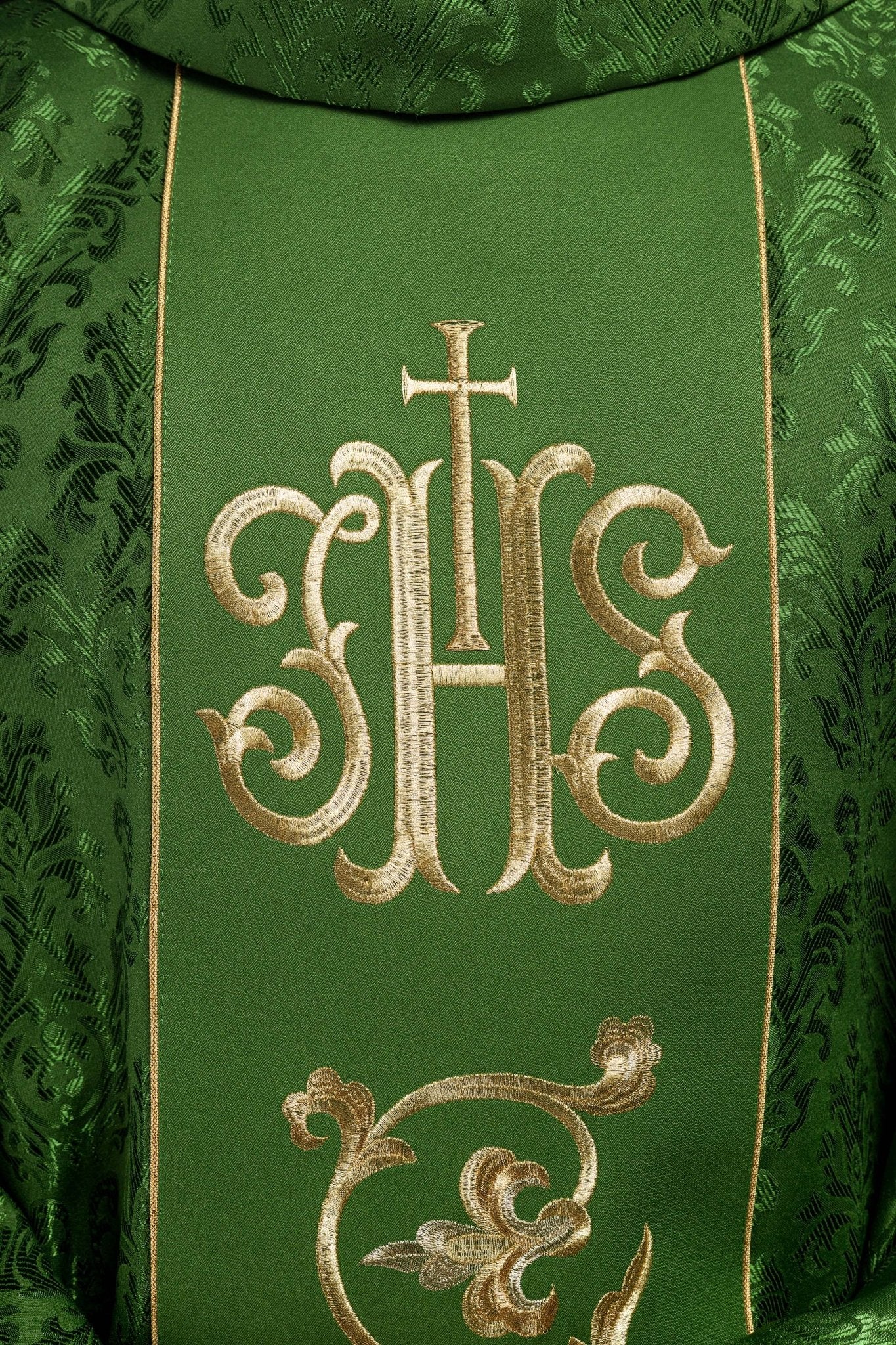 Chasuble liturgique verte avec ceinture IHS richement décorée S-7059-01-67 - CHASUBLES.FR