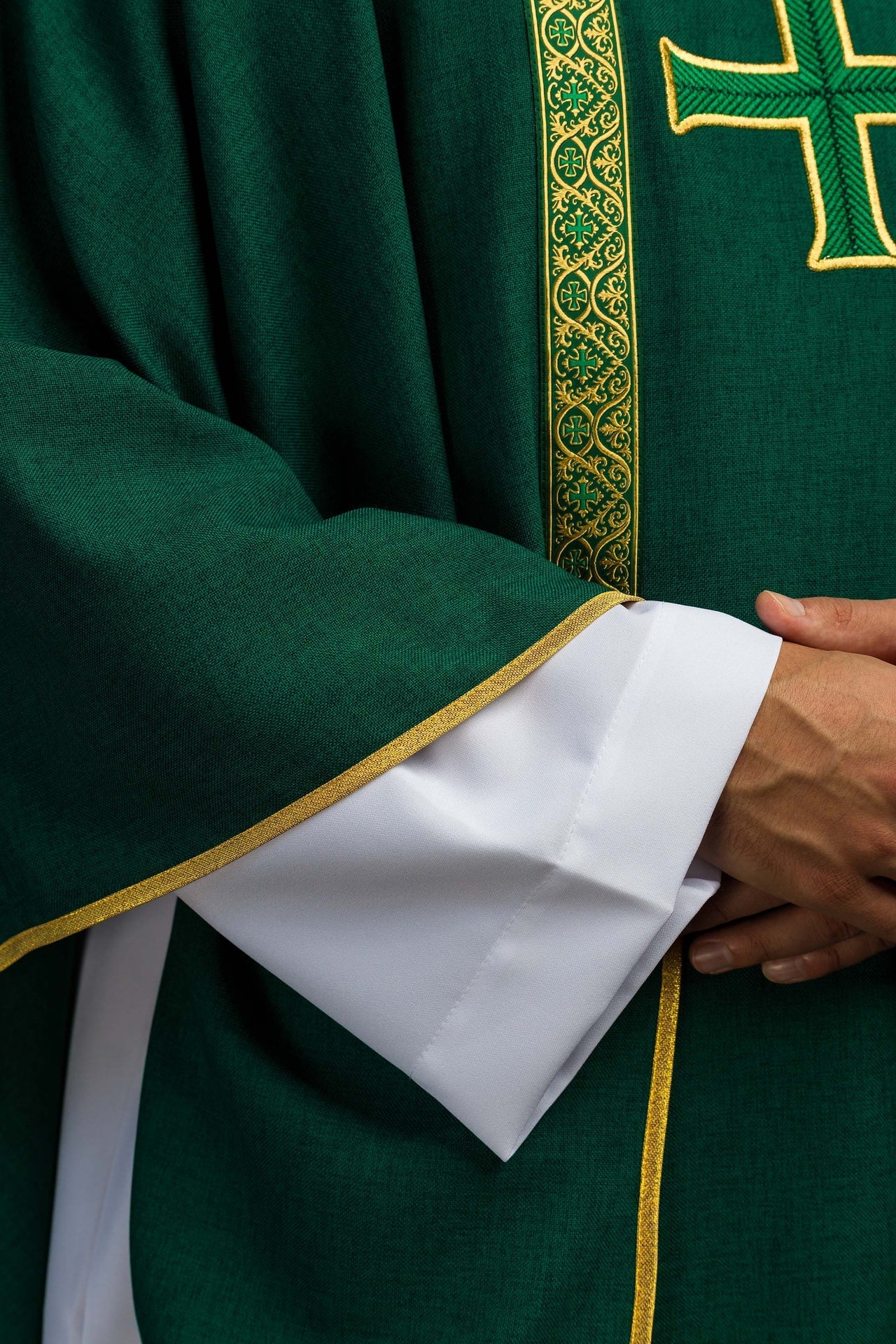 Chasuble liturgique verte avec croix brodée et bandes jacquard KOR/975/01/70 - CHASUBLES.FR