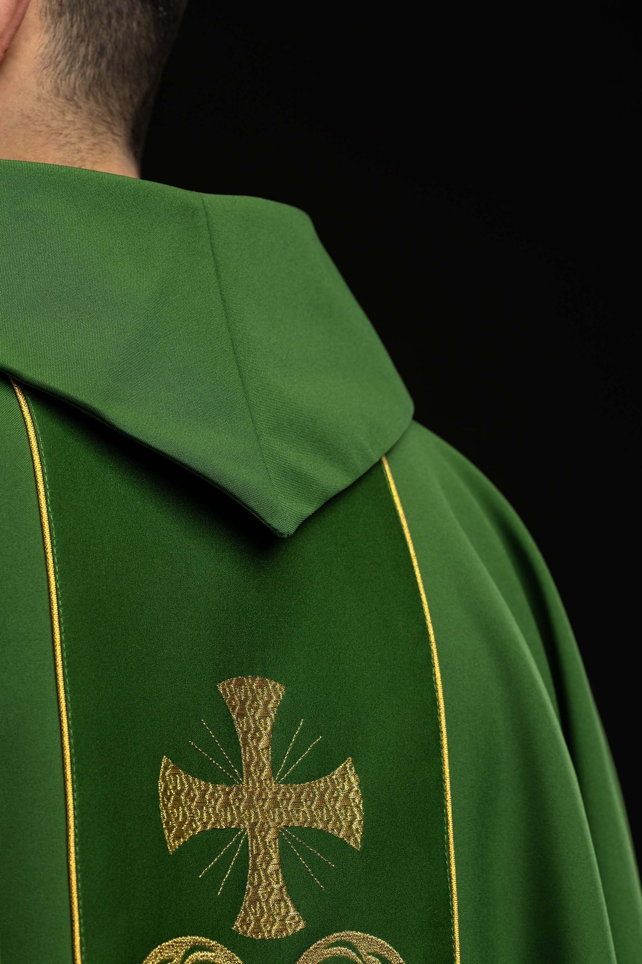 Chasuble liturgique verte ornée d’un galon brodé KOR/148/01/01 ZIELONY - CHASUBLES.FR