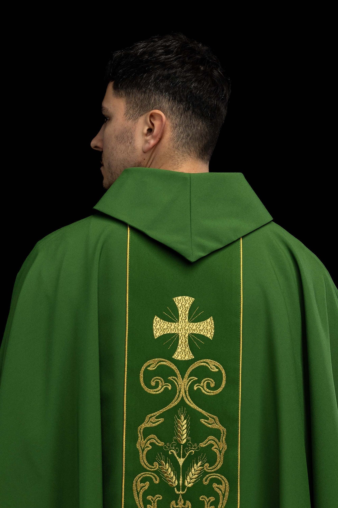 Chasuble liturgique verte ornée d’un galon brodé KOR/148/01/01 ZIELONY - CHASUBLES.FR