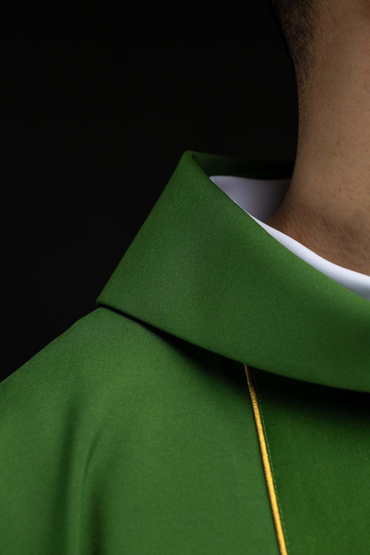 Chasuble liturgique verte ornée d’un galon brodé KOR/148/01/01 ZIELONY - CHASUBLES.FR