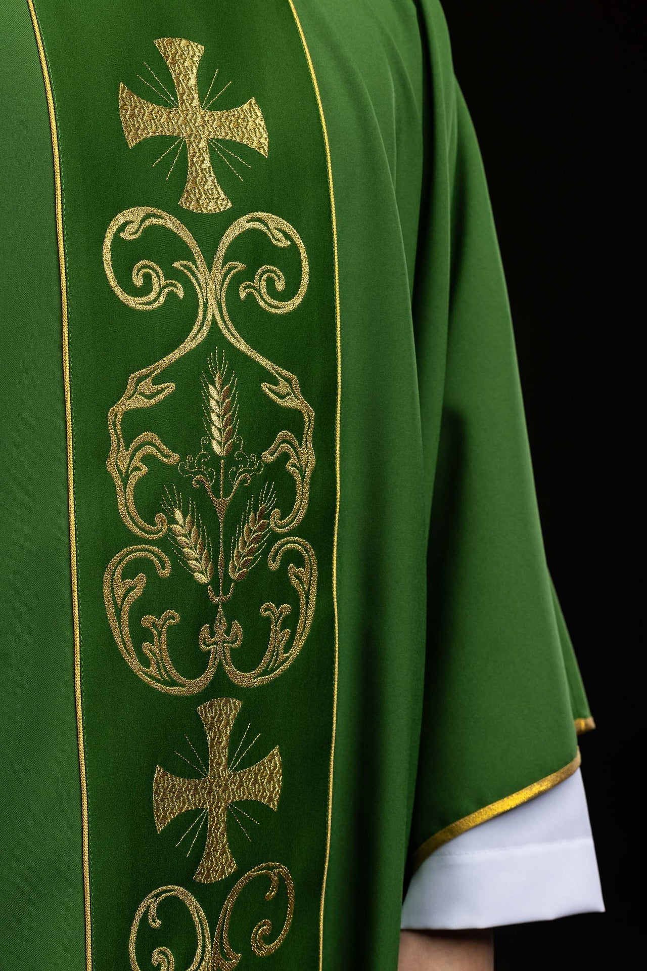 Chasuble liturgique verte ornée d’un galon brodé KOR/148/01/01 ZIELONY - CHASUBLES.FR