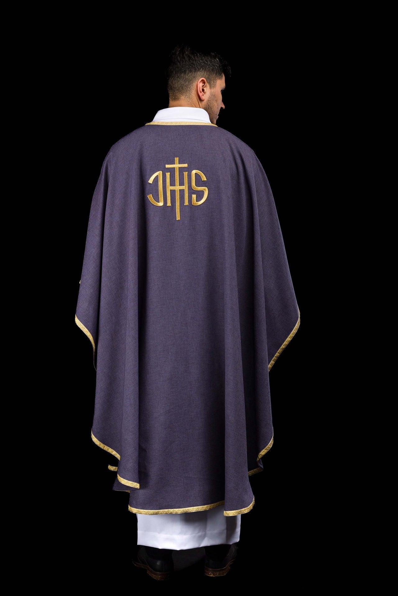 Chasuble liturgique violette avec broderie dorée IHS KOA/001/03/70 - CHASUBLES.FR