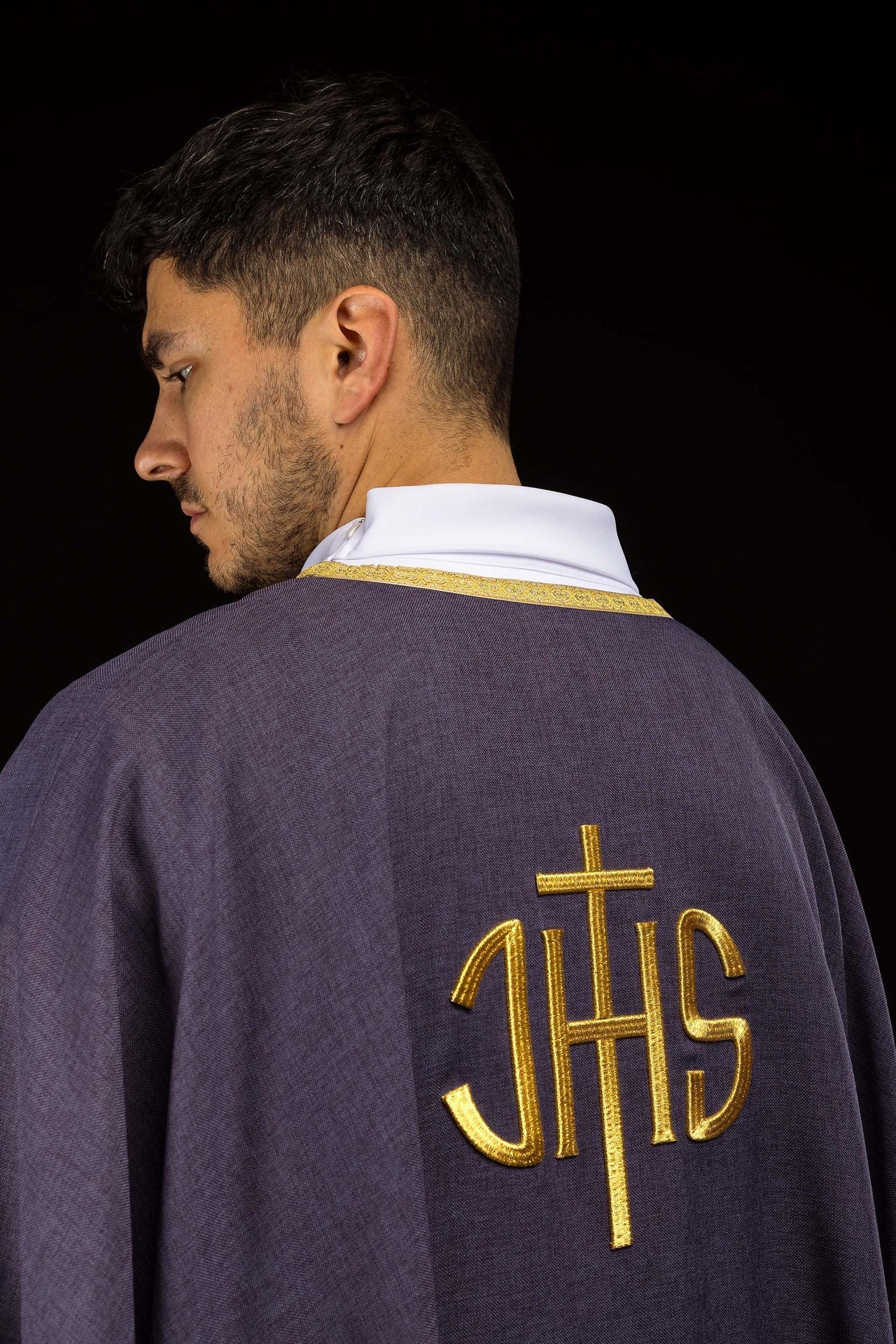 Chasuble liturgique violette avec broderie dorée IHS KOA/001/03/70 - CHASUBLES.FR