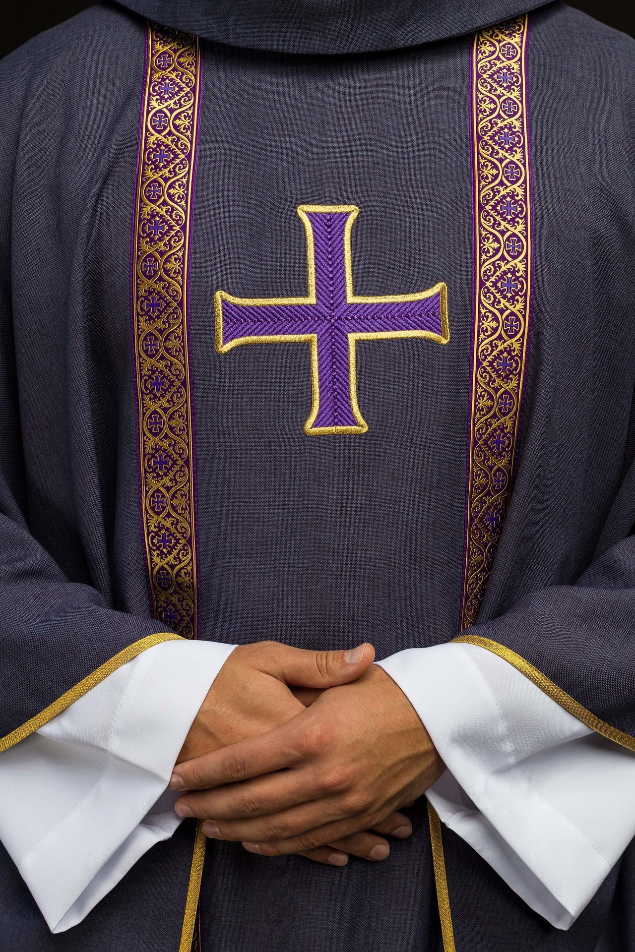 Chasuble liturgique violette avec croix brodée et bandes jacquard KOR/975/03/70 - CHASUBLES.FR